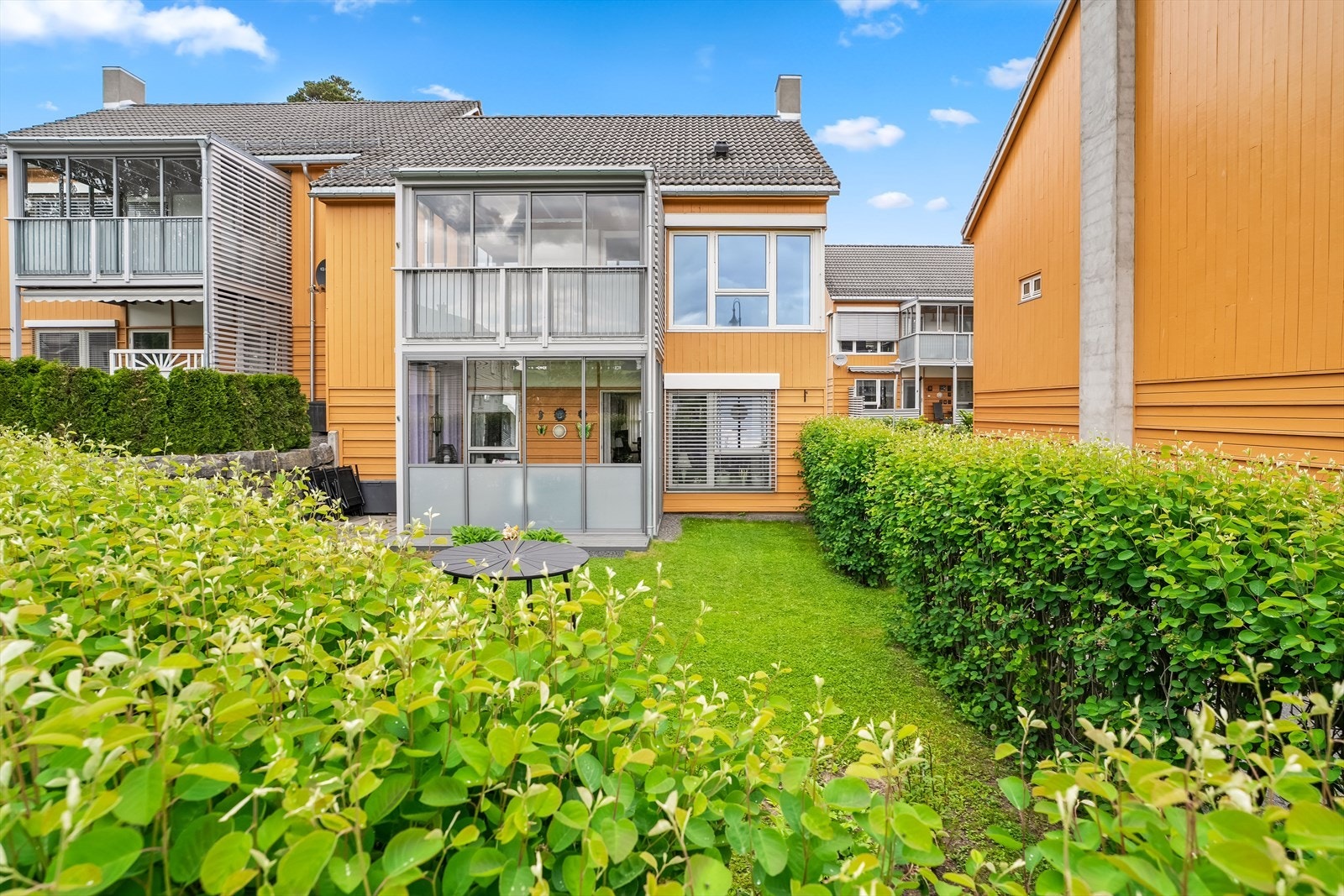 Boligen har en flott og rolig beliggenhet midt i hjertet av Lena sentrum, med gangavstand til alt du trenger i hverdagen, butikker, skoler, barnehage og kollektivtilbud Galleribilde