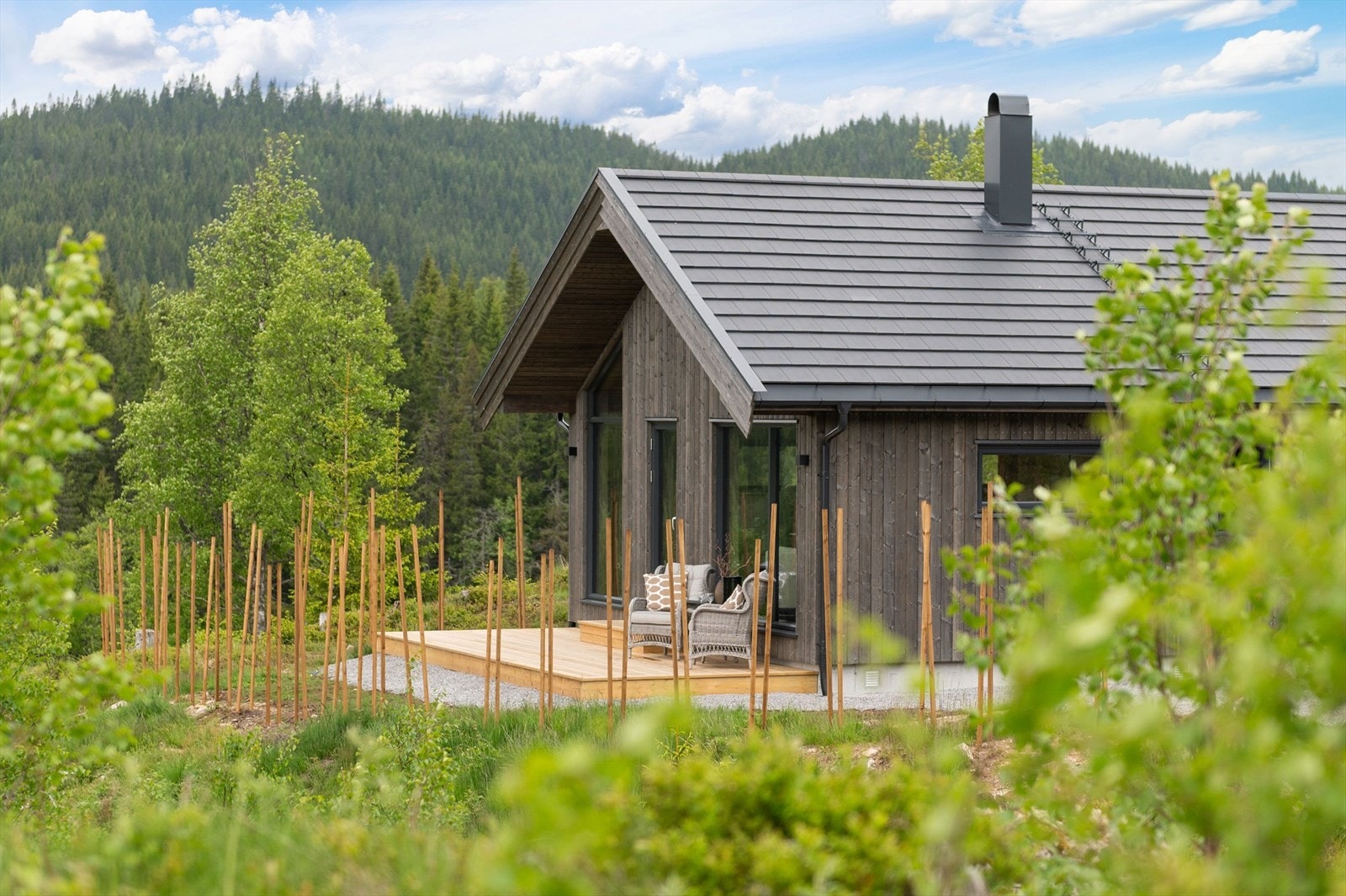Hytta ligger idyllisk til med flott utsyn mot omkringliggende skogsterreng og gode solforhold. Galleribilde