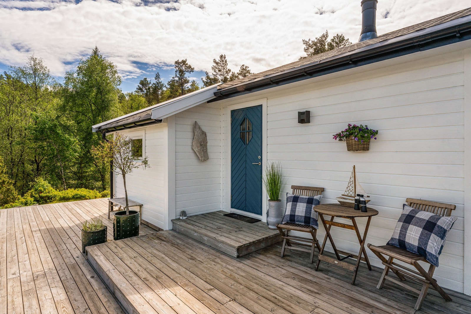 Terrassearealet rundt hytten gir et godt og velstelt inntrykk Galleribilde