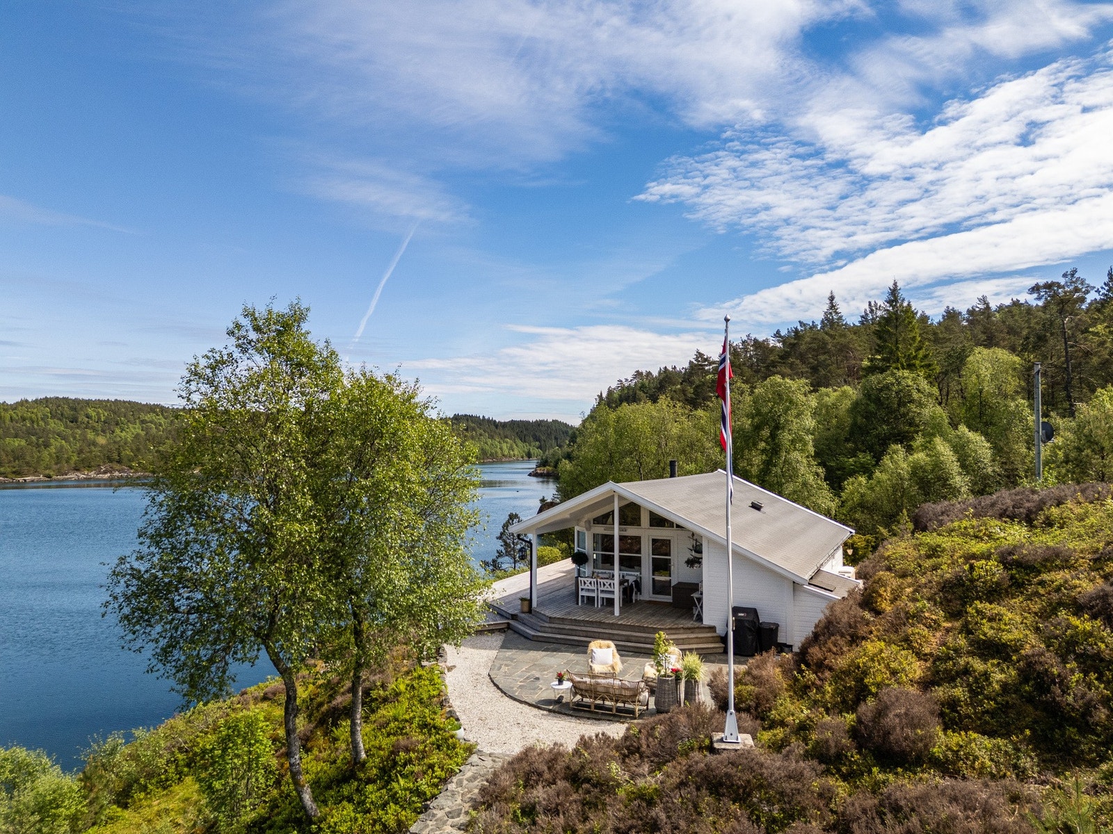 Sjelden mulighet! Velholdt smakfull hytte på stor usjenert tomt, på eget nes med lang sjølinje kun ca. 50 min fra Bergen. Galleribilde