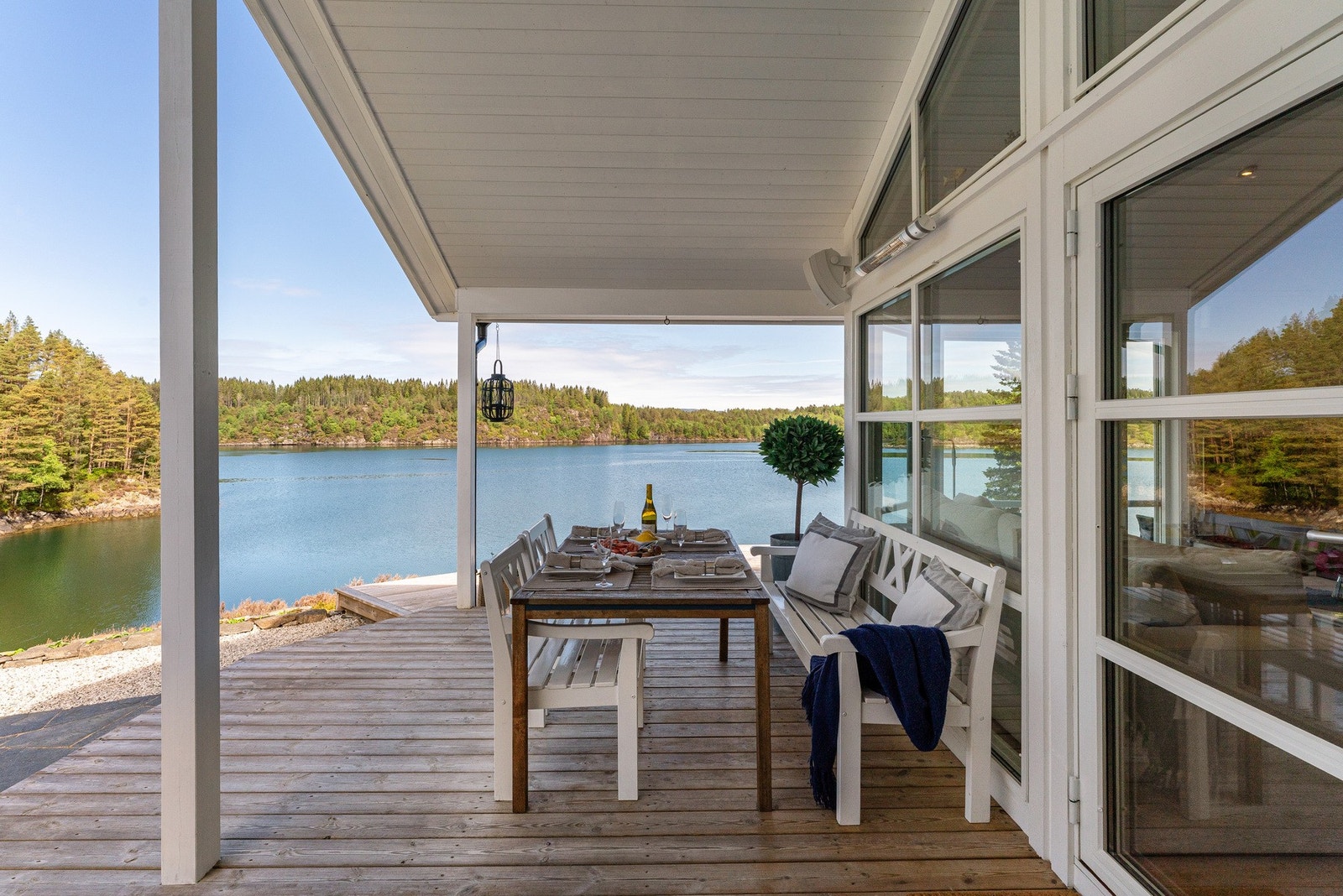 Nyt gode måltider ute på terrassen sammen med familie og venner Galleribilde