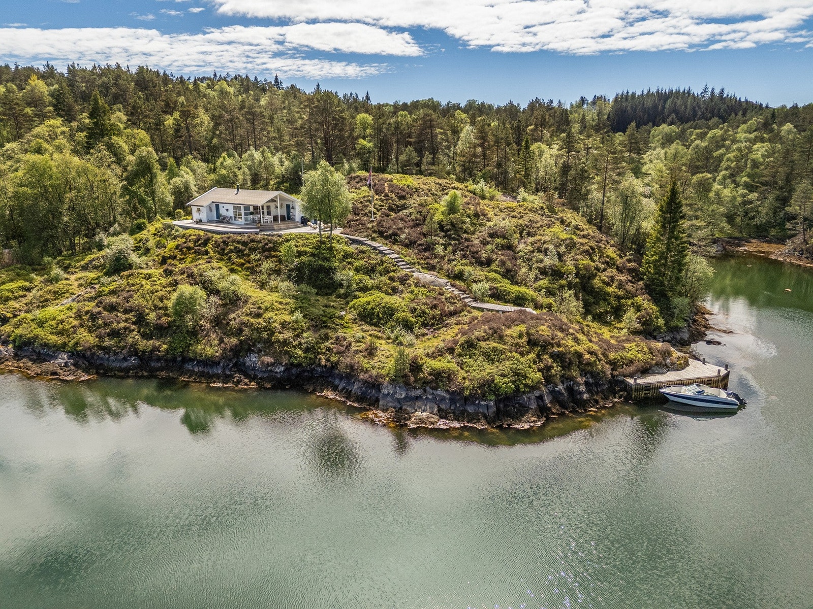 Velkommen til denne fritidsperlen i Slettevegen 429 på Radøy. Presentert av Ørjan Tredal i PrivatMegleren Nordhordland Galleribilde
