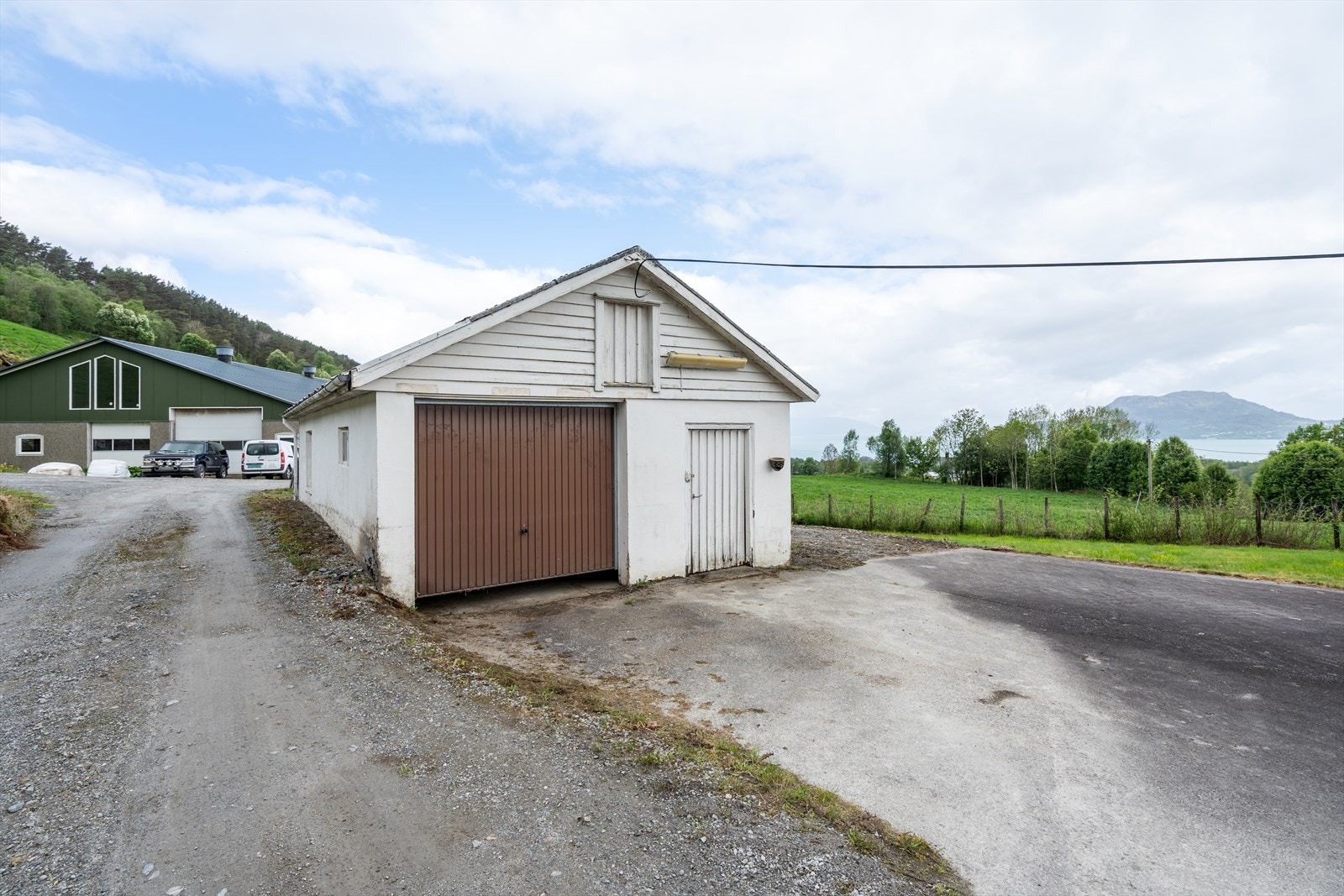 Frittliggende garasjebygg med verksted og bod. Galleribilde