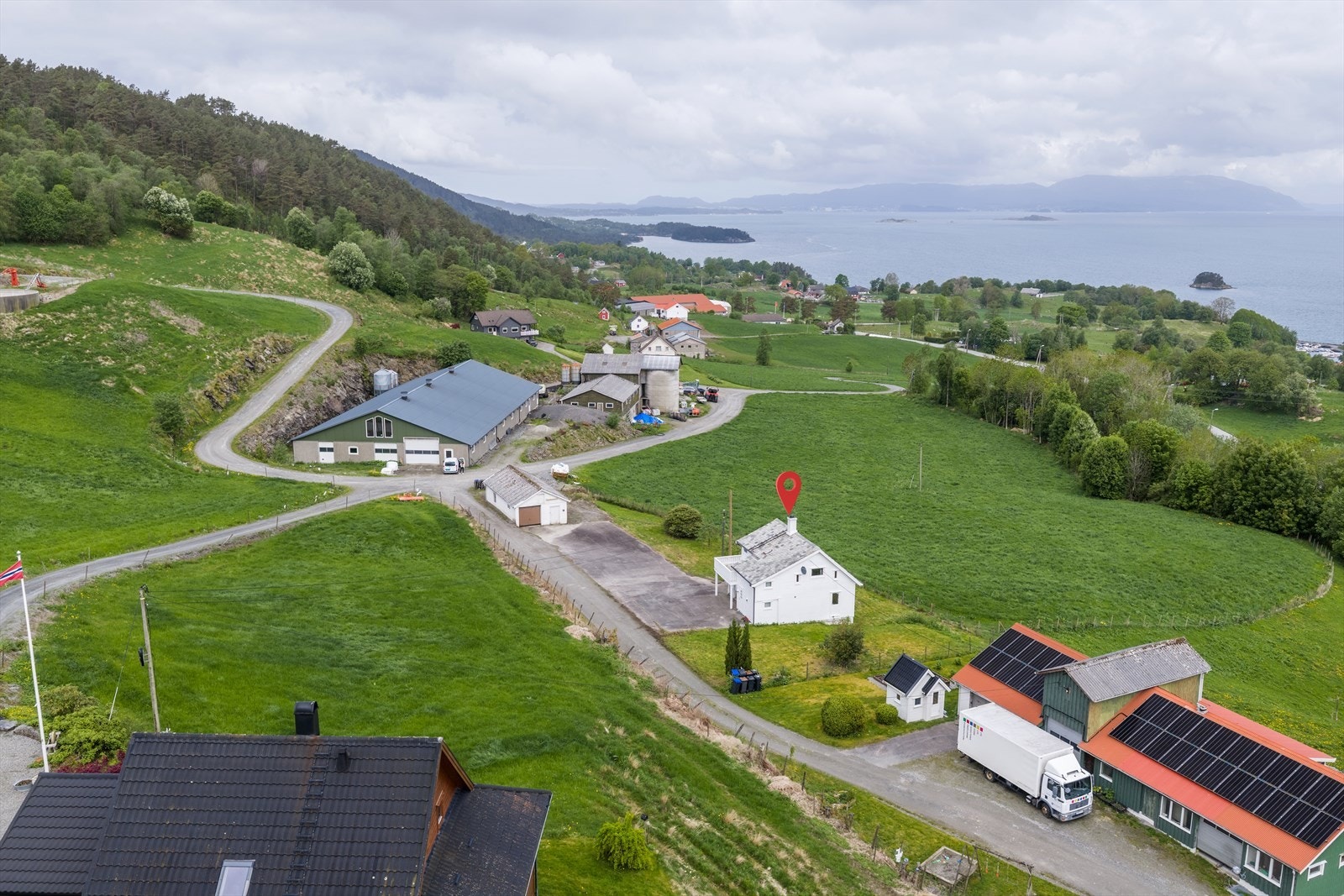 Kort kjøretur til Ølensvåg, som er det nærmeste handelssenteret. Galleribilde