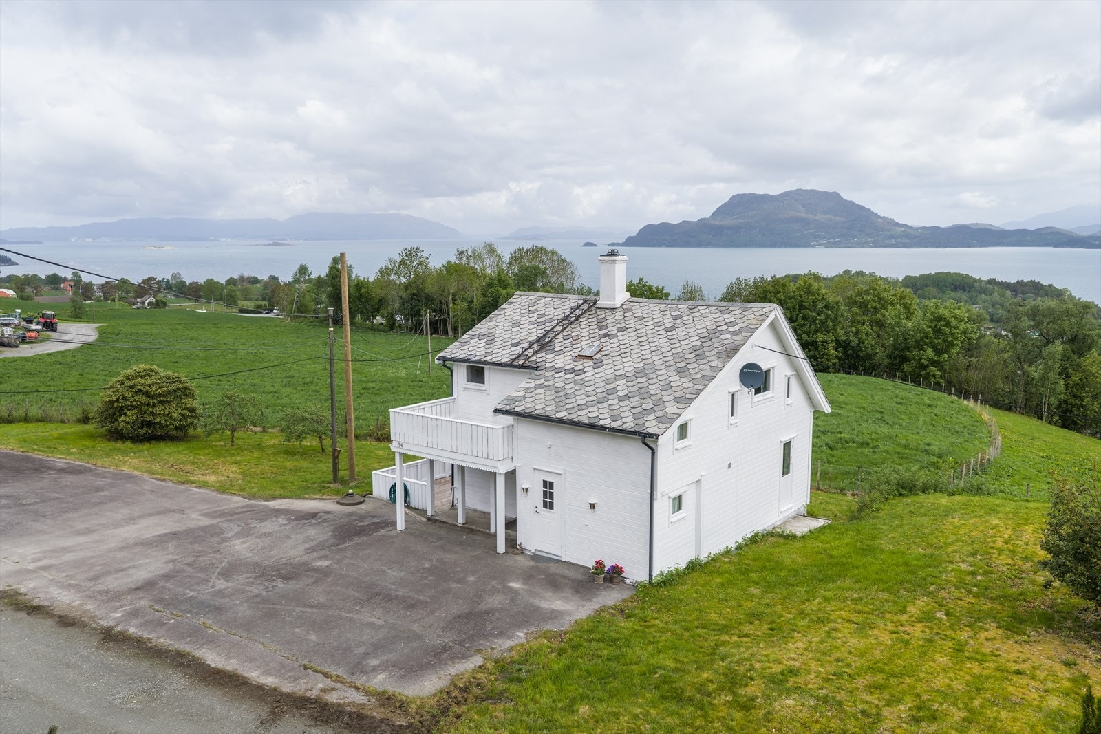 Eiendommen ligger høyt og fritt i terrenget. Galleribilde