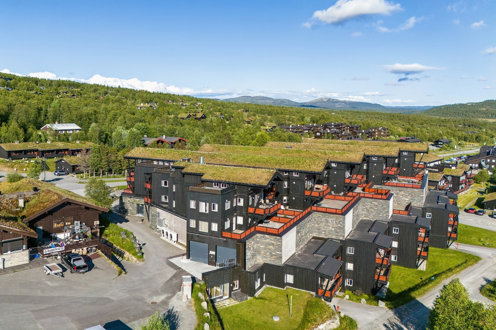 Lett adkomst til dagligvarehandel, sportsbutikk, treningssenter, vinmonopol og adkomst til felles garasjeanlegg gjør oppholdet både enkelt og komfortabelt Galleribilde