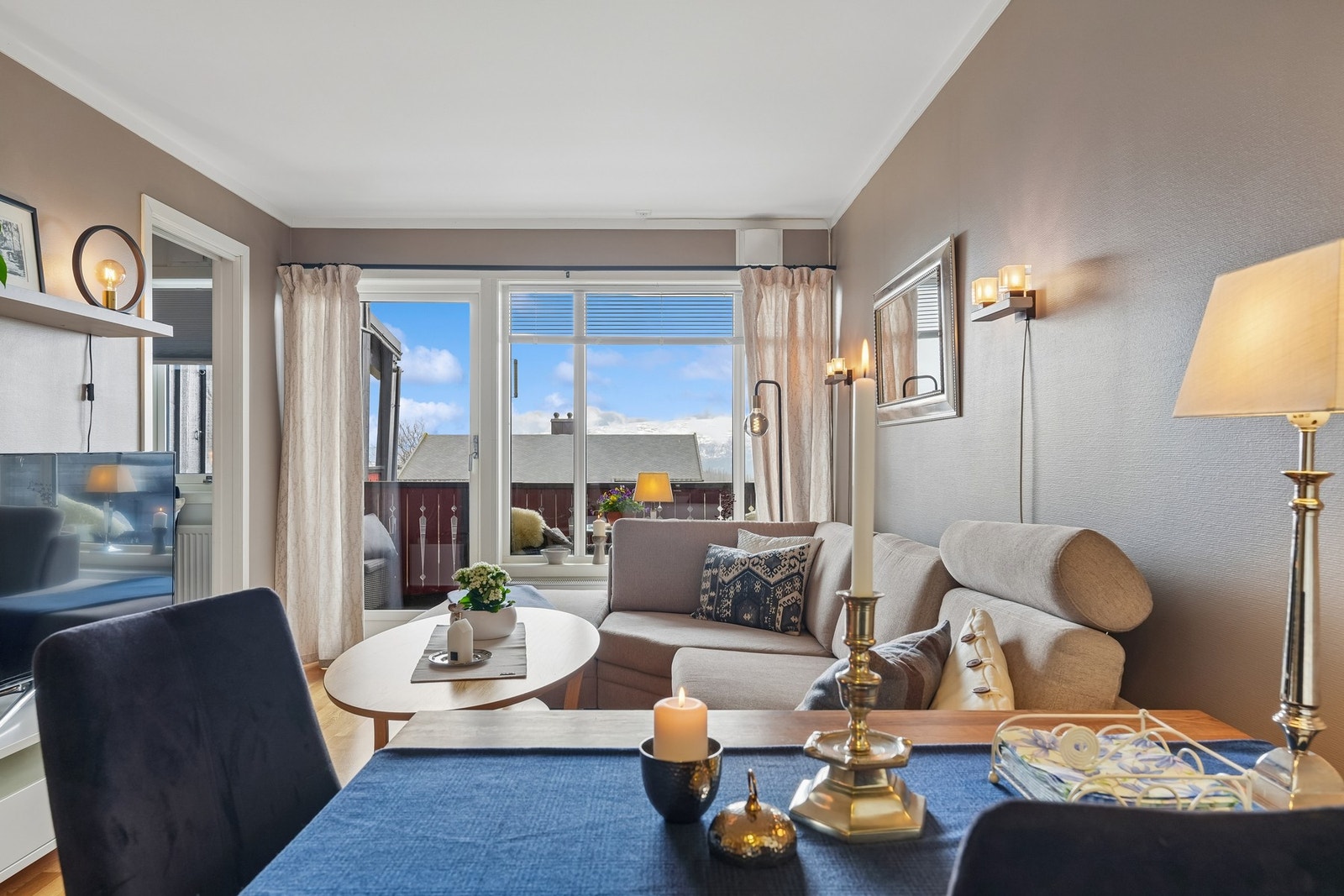 Store vinduer slipper inn godt med dagslys Galleribilde