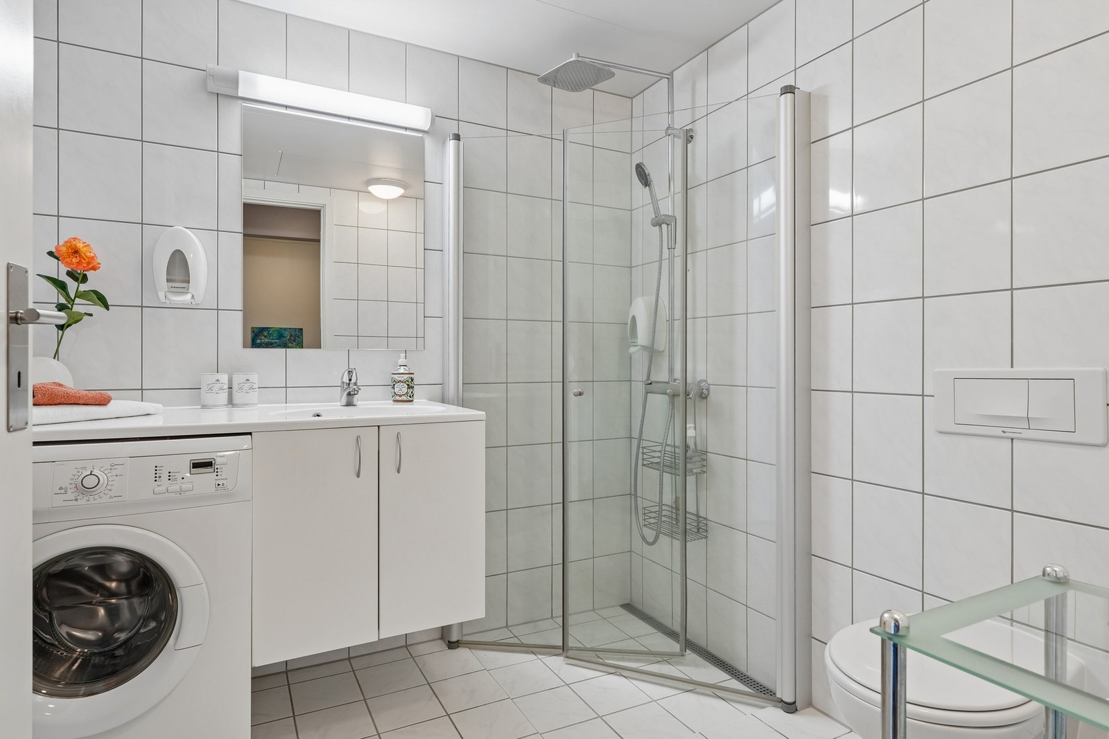 Badet er romslig med opplegg til vaskemaskin Galleribilde
