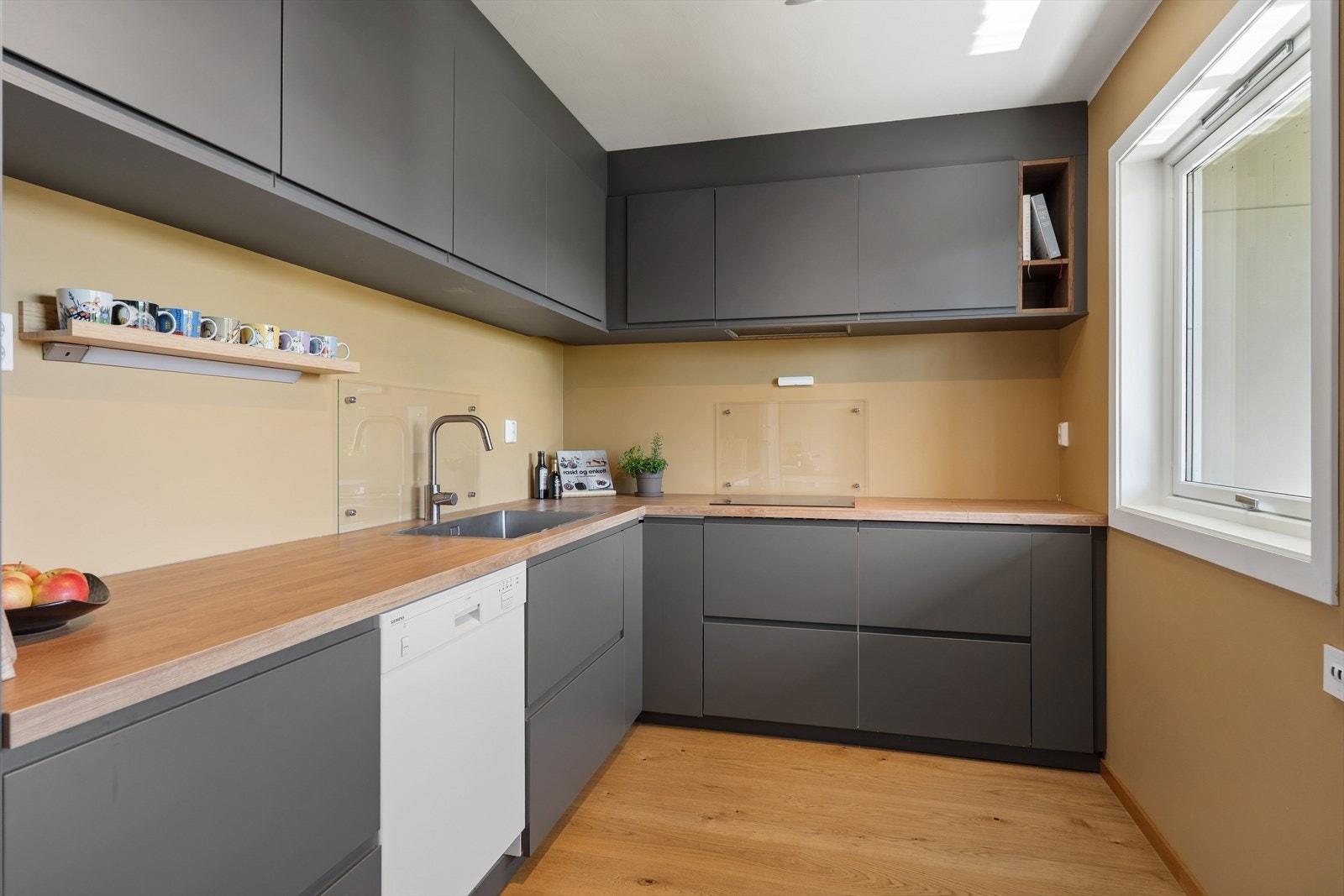 Kjøkkenet er utstyrt med induksjonstopp, stekeovn og micro. Komfyrvakt og vannstoppsystem er installert. Det er lagt gulvvarme også på kjøkkenet, og det er kjøkkenventilator med kullfilter. Galleribilde