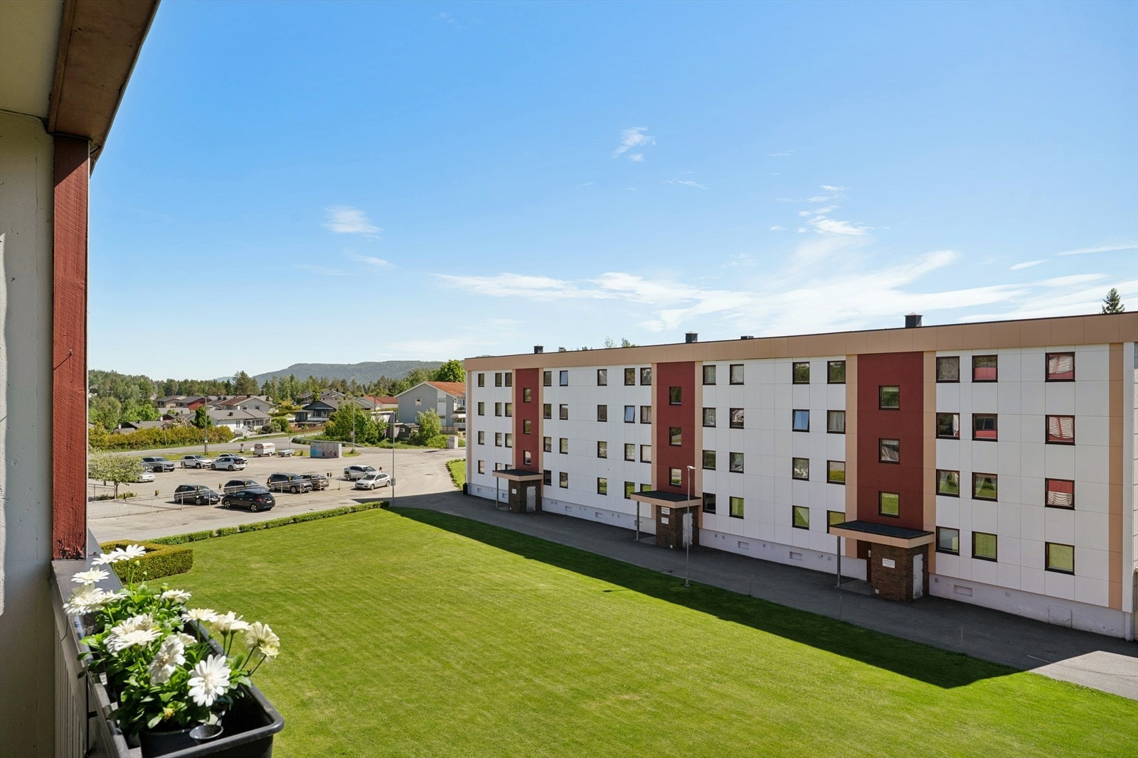 Borettslaget har velholdte, opparbeidede fellesarealer med gressplen og beplantning. Galleribilde