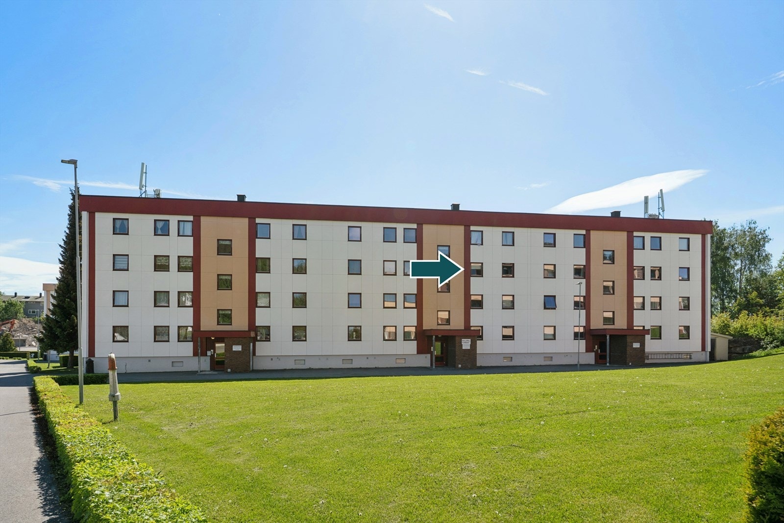 Gode transportmuligheter med buss rett på nedsiden av blokkene og kort vei til Mjøndalen stasjon for videre togpendling. Galleribilde