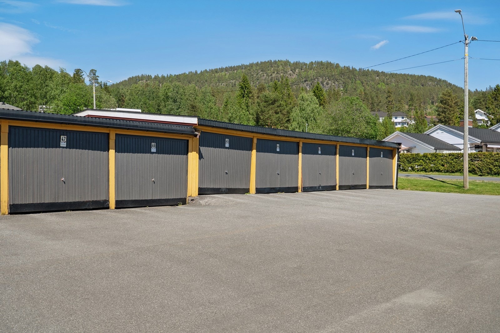 Leie av garasjeplass av borettslaget. I tillegg er det godt med gjesteparkering i området. Galleribilde
