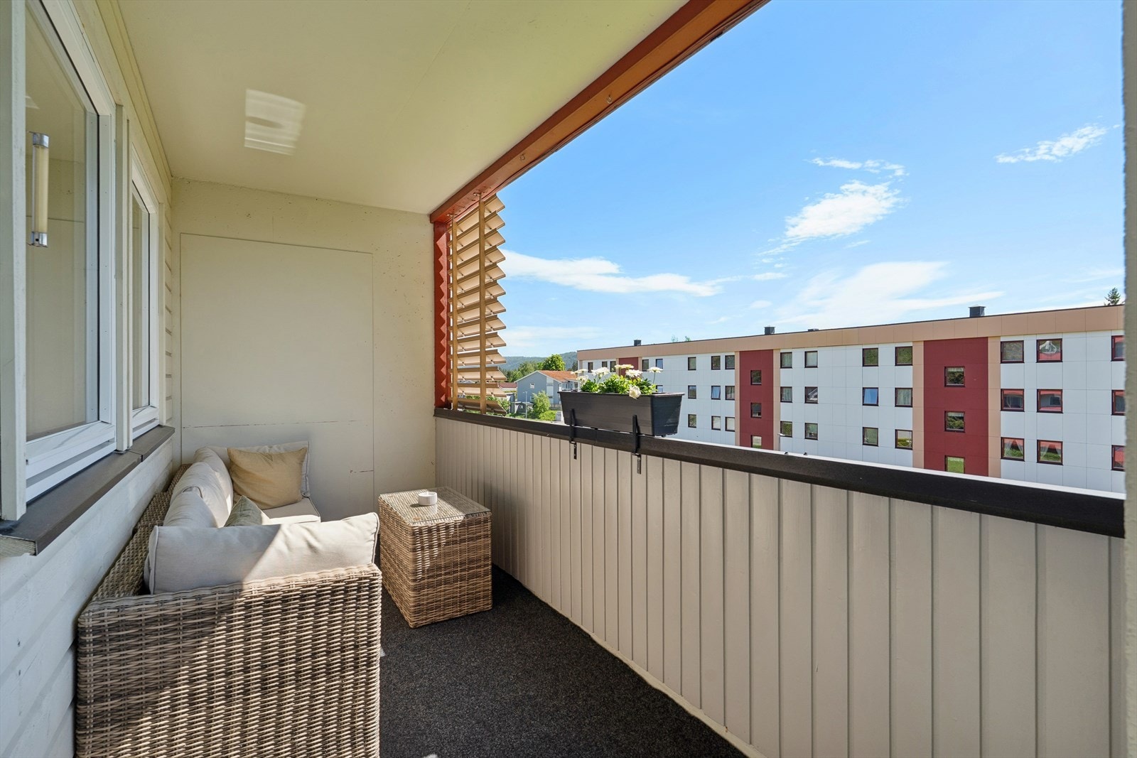 Fra stuen er det utgang til en romslig, takoverbygd balkong på omtrent 14 m². Galleribilde