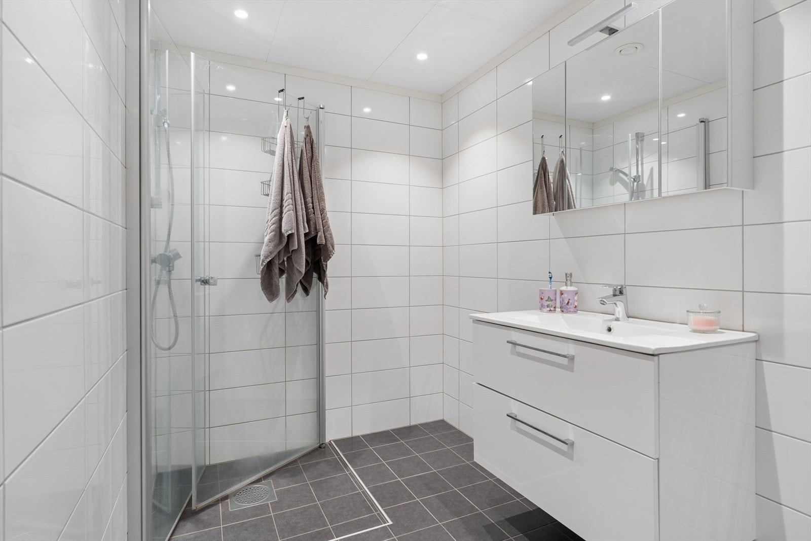 Badet ble rehabilitert i 2021 med flislagt gulv med elektriske varmekabler og nye overflater. Galleribilde