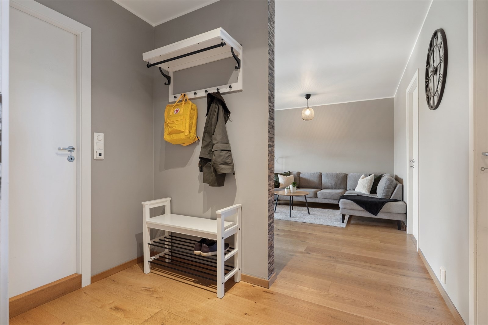 Entréen binder leiligheten sammen og har plass til oppbevaring av yttertøy og sko. Galleribilde