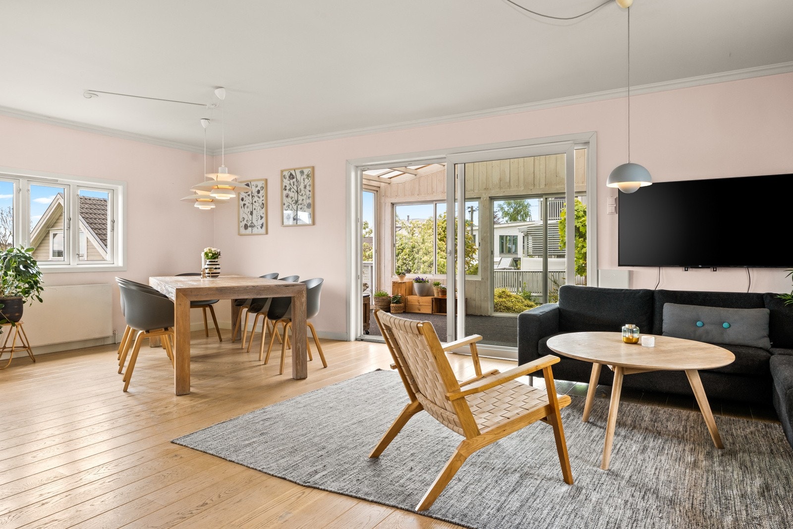 Fra stuen er det direkte utgang til vinterhage og terrasse, noe som skaper en naturlig forlengelse av oppholdsarealet. Galleribilde
