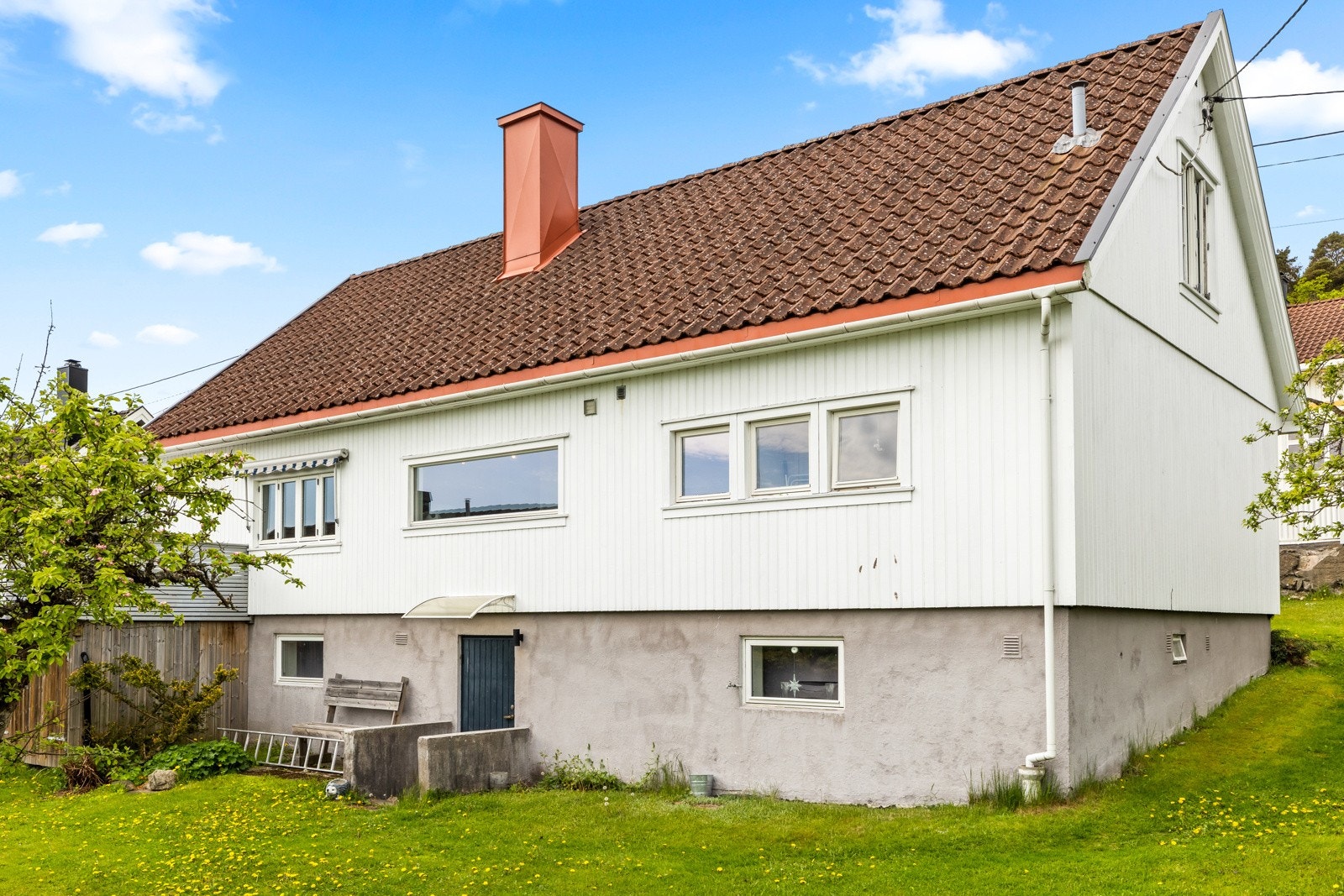 Utvendig tilkomst til kjeller. Galleribilde