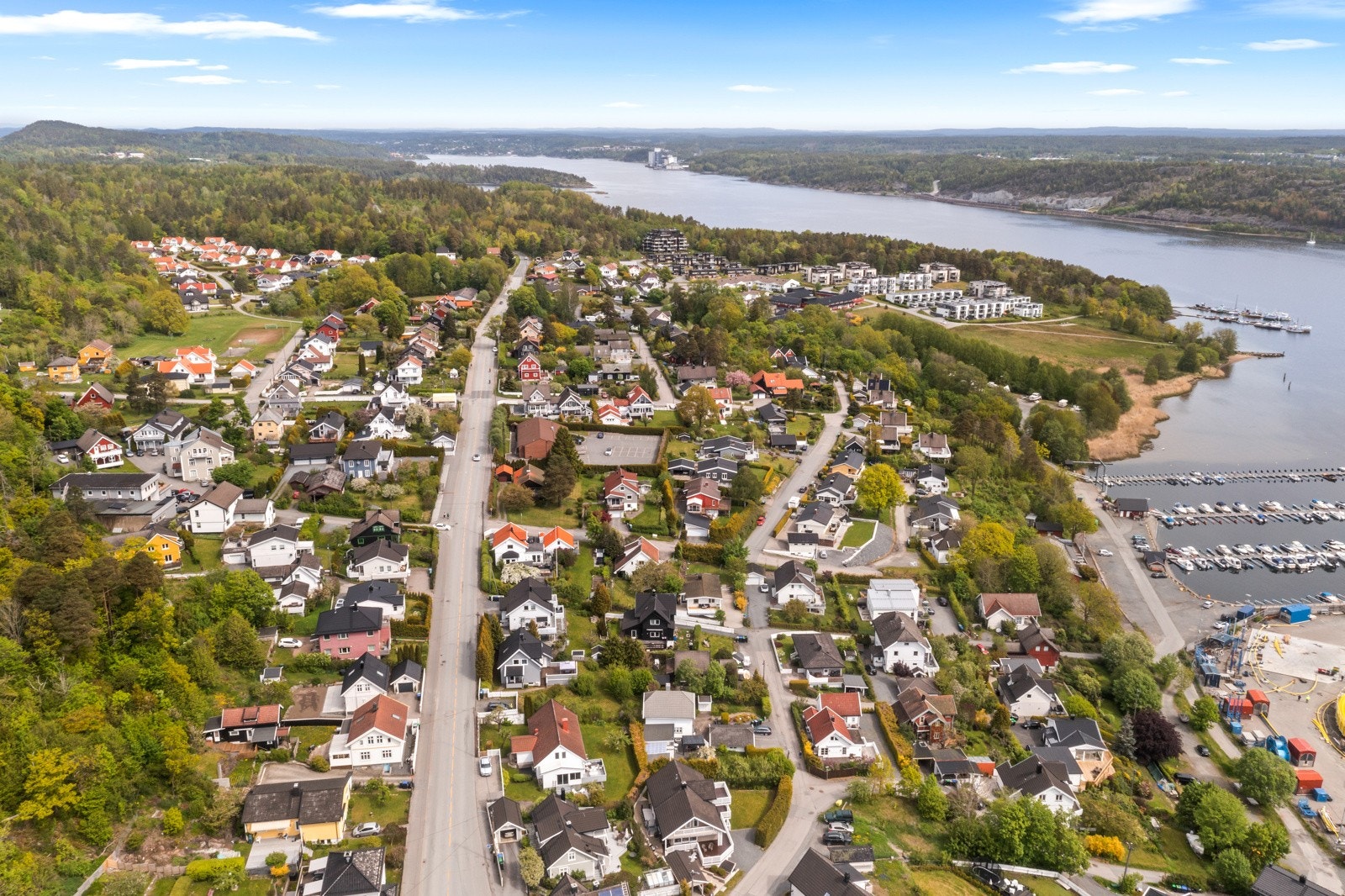 Eiendommen ligger i et etablert og familievennlig boligområde omgitt av grønne omgivelser og variert bebyggelse. Galleribilde