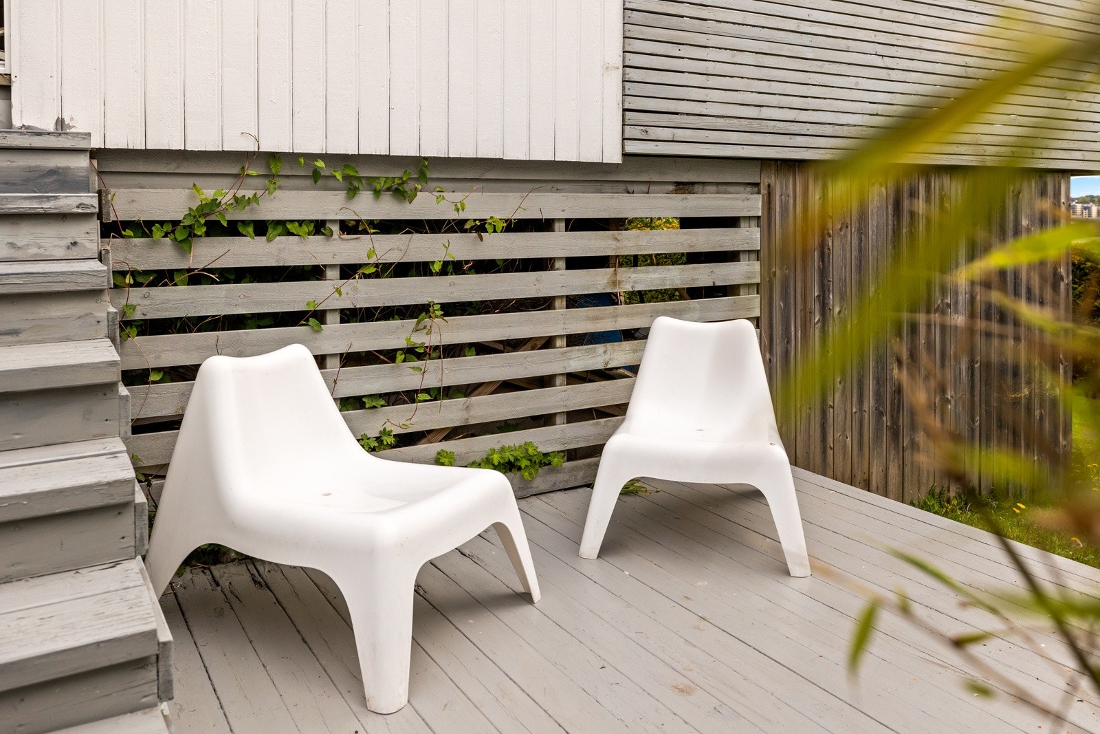 Terrasseområdet har plass til sittegrupper og byr på en lun atmosfære med gode solforhold. Galleribilde