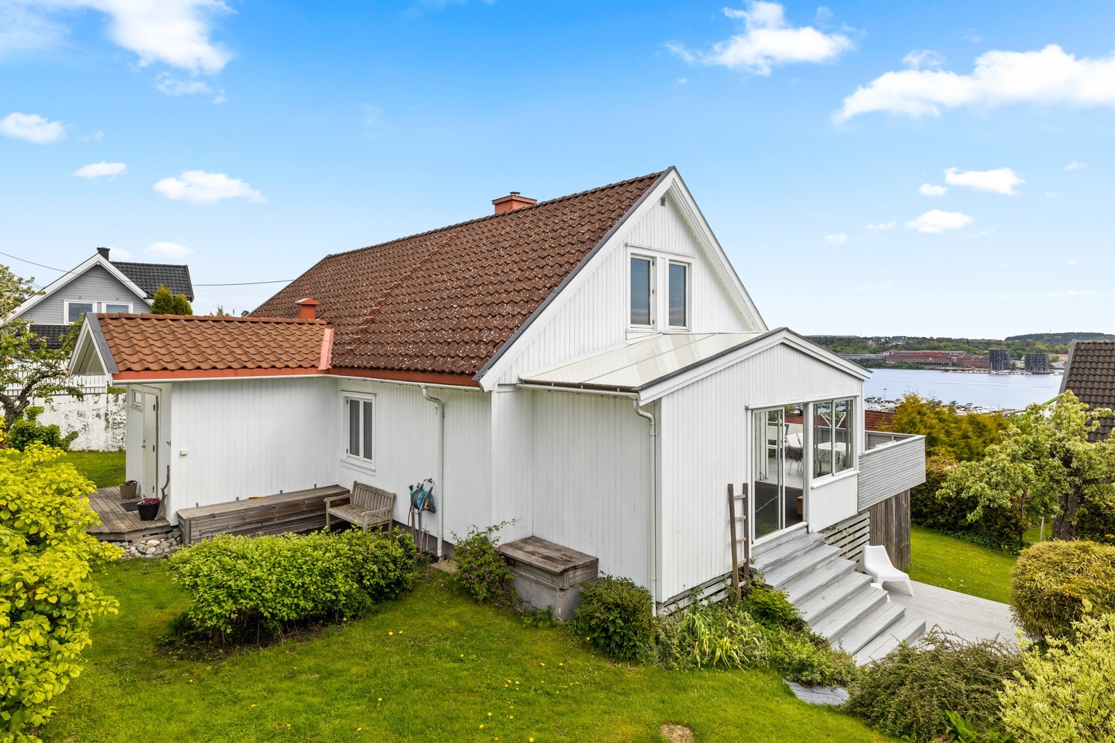 Boligen ligger luftig og fritt til i terrenget. Galleribilde