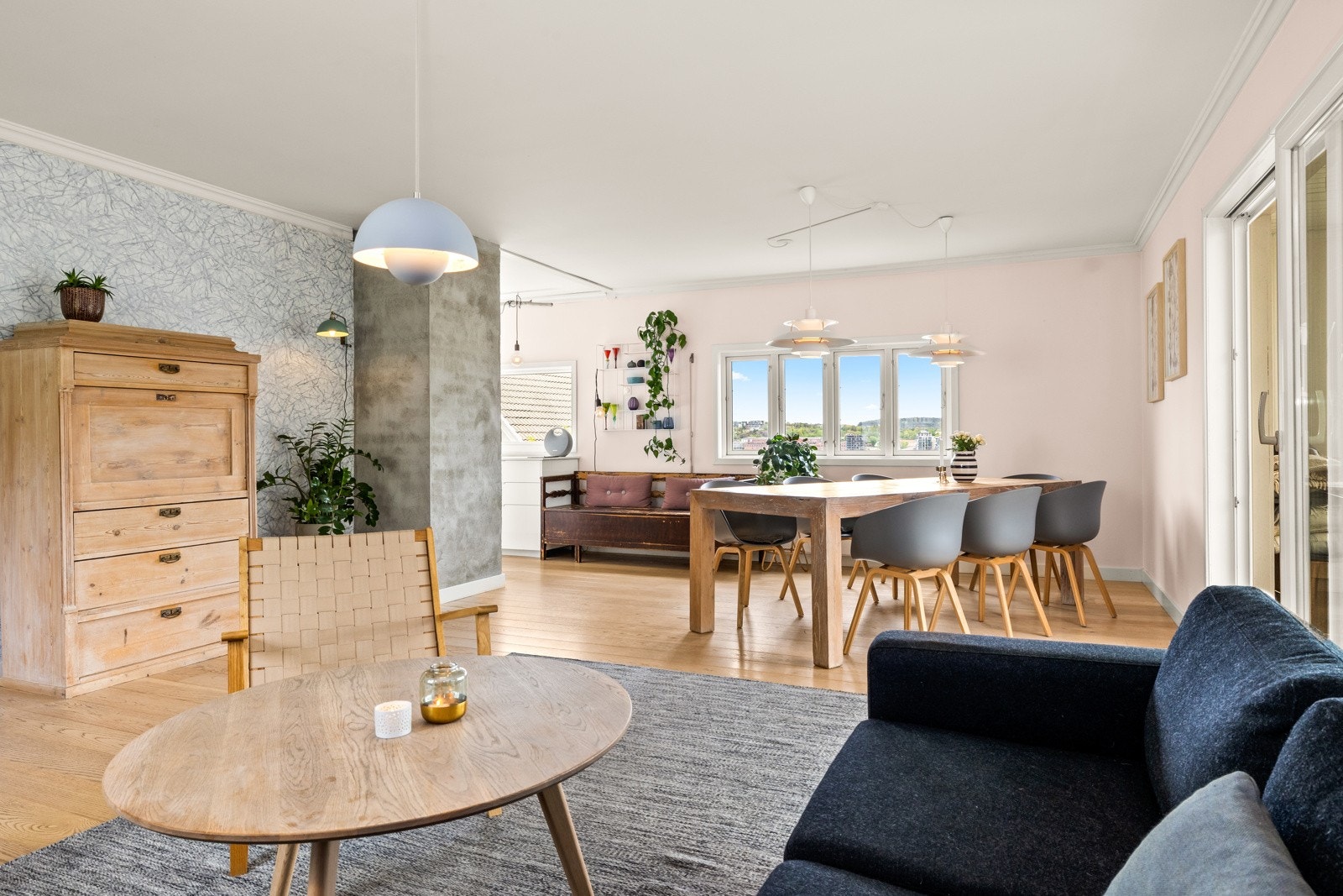 Den åpne stue- og spisestueløsningen gir et sosialt og innbydende oppholdsrom med plass til både sofagruppe og stort spisebord. Galleribilde