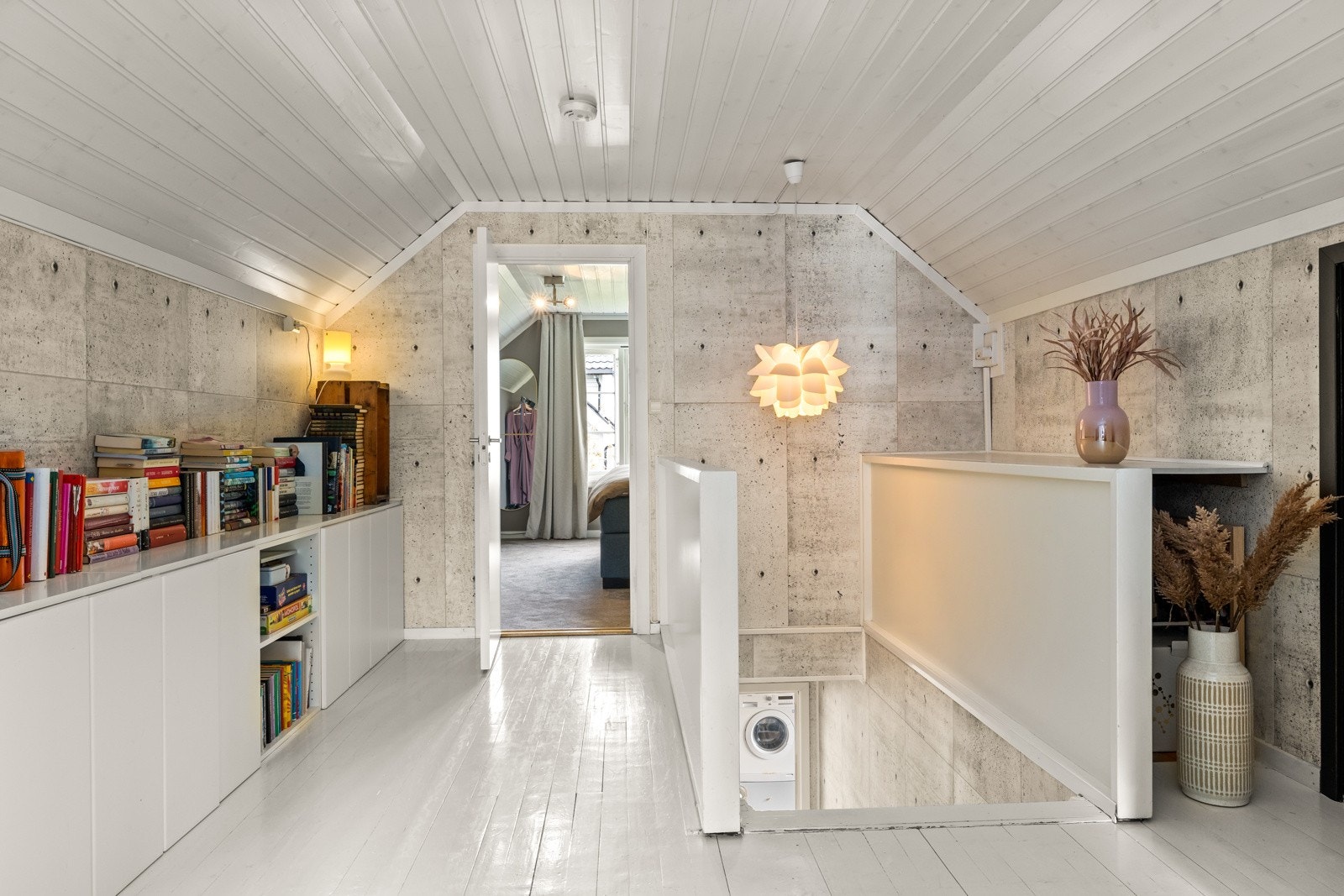 Loftsetasje - det foreligger ikke originale bygningstegninger og det er derfor ikke kjent om denne etasjen er godkjent for varig opphold. Galleribilde
