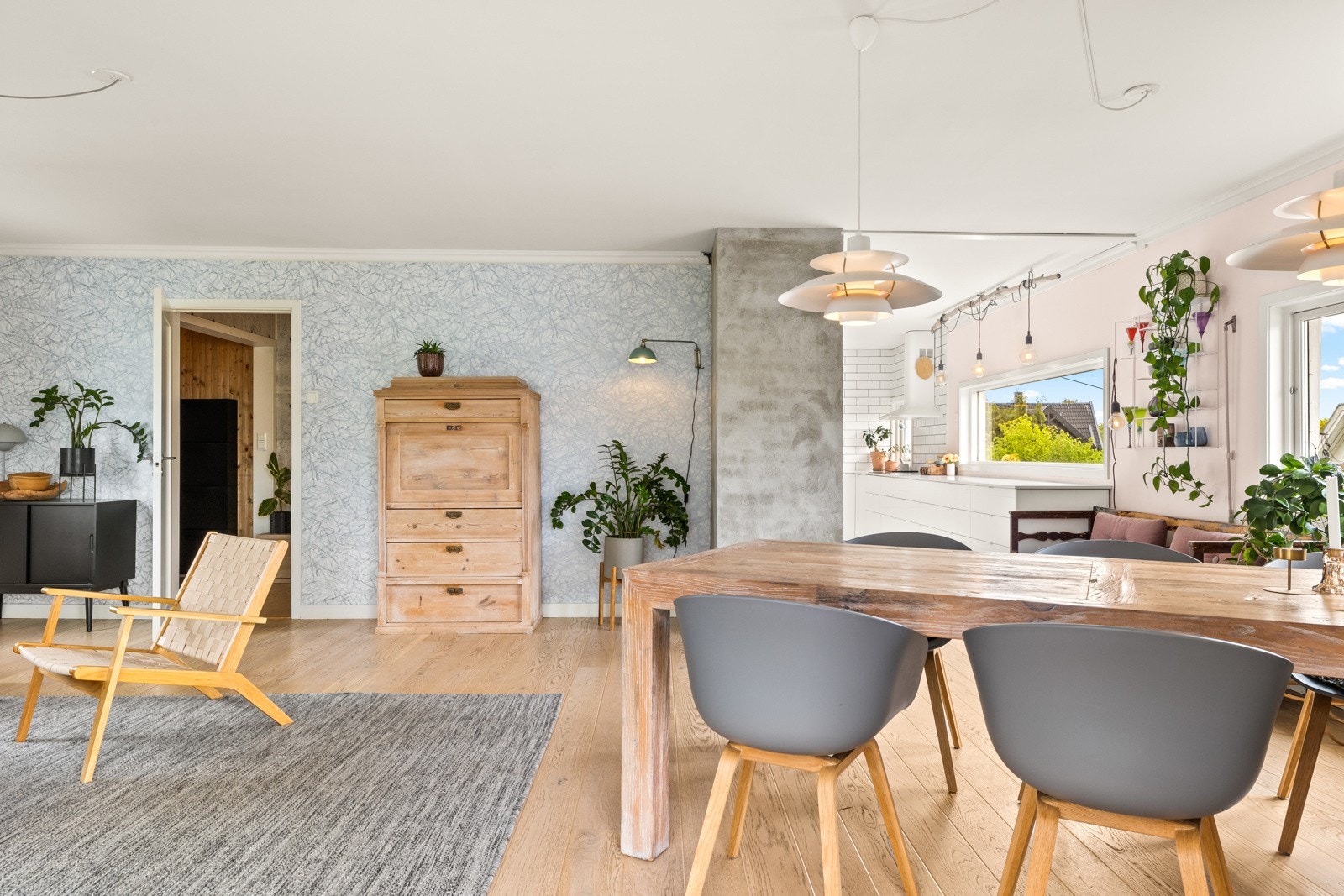 Stuen er lys og romslig med gode møbleringsmuligheter og store vindusflater som slipper inn rikelig med dagslys. Galleribilde