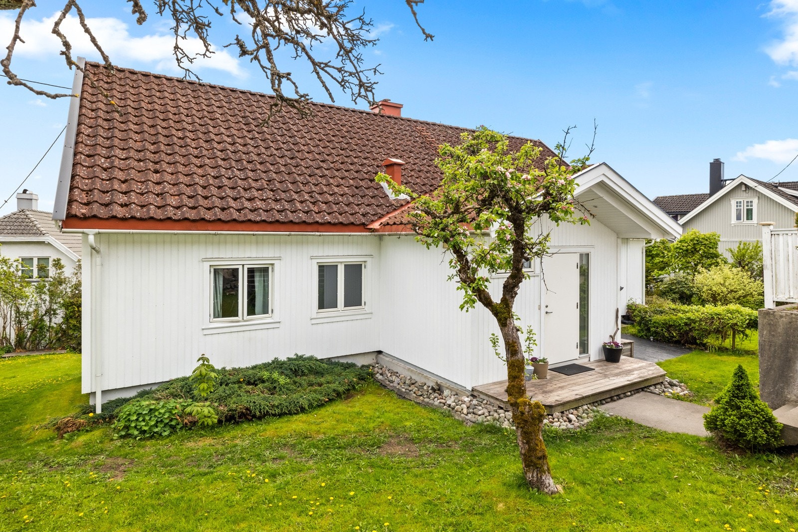 Boligen har en skjermet og grønn hage som gir gode muligheter for lek, avslapning og hyggelige sommerdager. Galleribilde