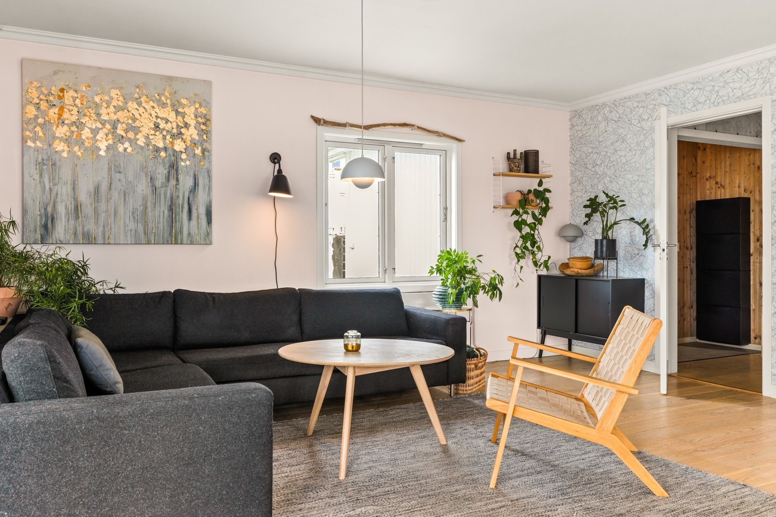 Her har man god plass til stor sofagruppe og diverse annet møblement. Galleribilde
