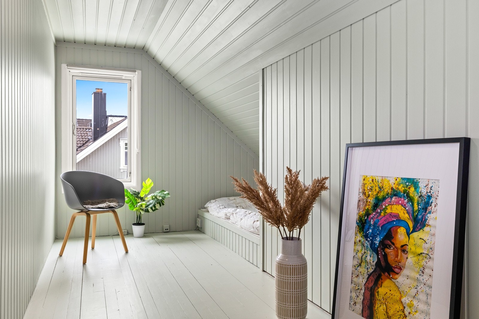 Soverom 2 i loftsetasjen har en lun atmosfære med varme fargetoner, skråtak og plass til både seng og oppbevaringsløsninger. Galleribilde