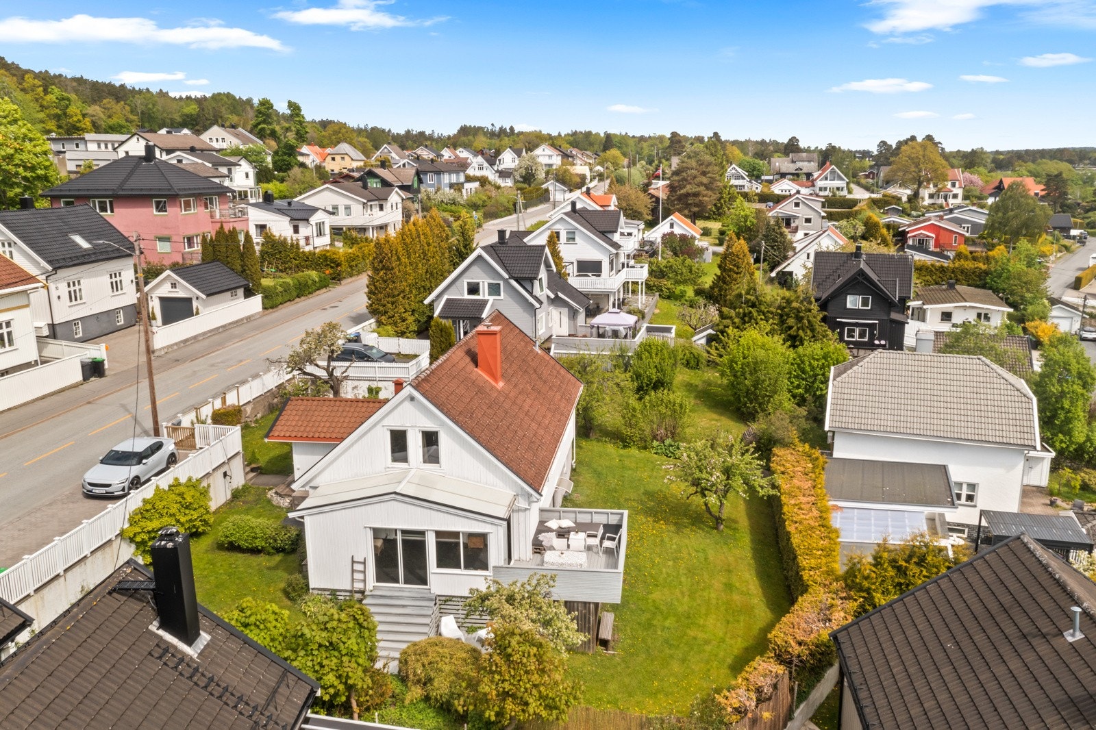Romslig tomt på ca. 762 m² opparbeidet med plenarealer, beplantning og gode uteplasser. Galleribilde