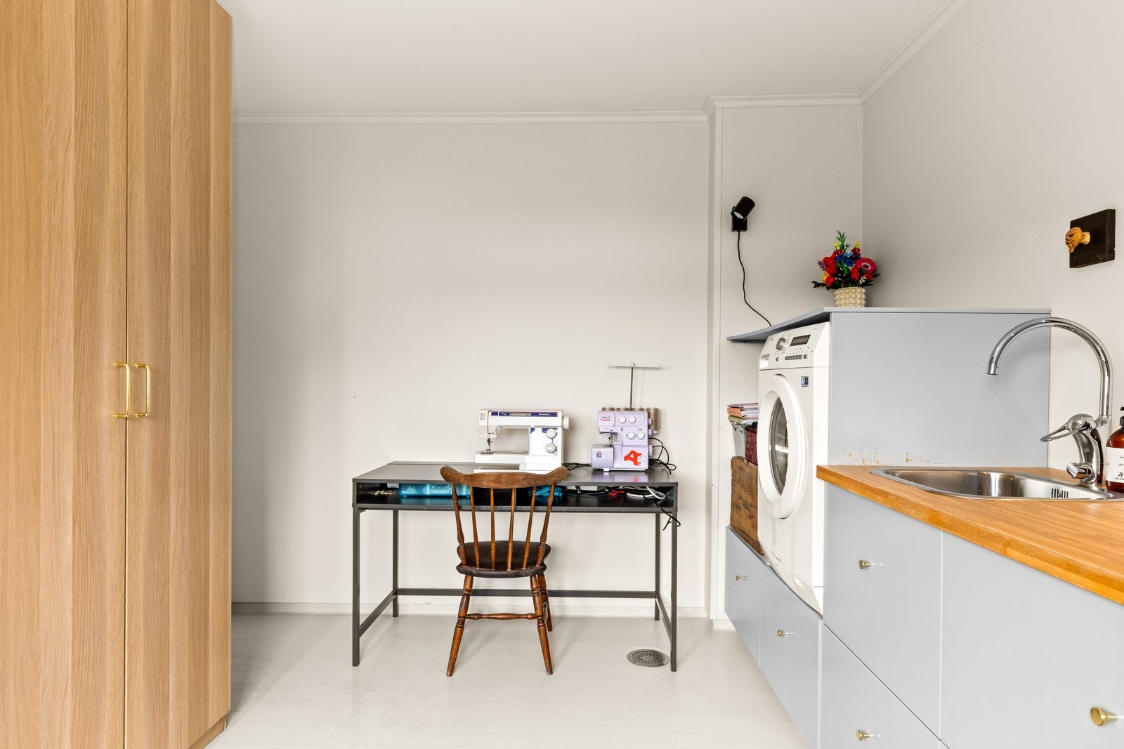 Vaskerom/omkledningsrom har opplegg for vaskemaskin, sluk, utslagsvask og mekanisk avtrekk. Galleribilde