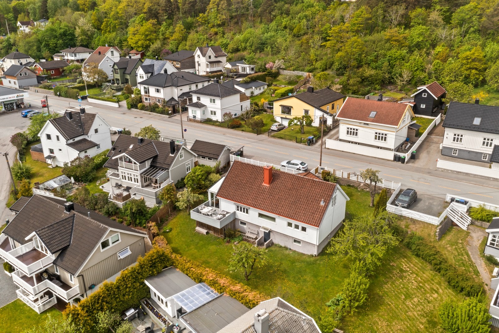 Eneboligen har en fin plassering på tomten med gode solforhold og romslig hage rundt boligen. Galleribilde
