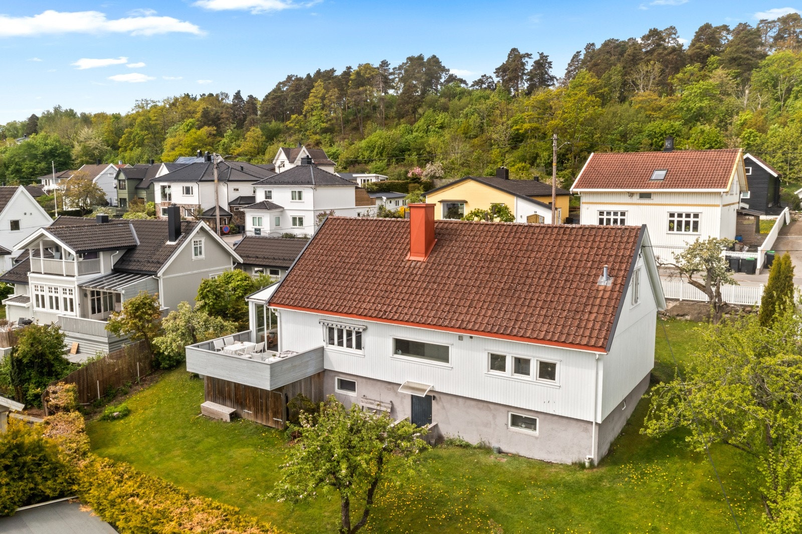 Fra eiendommen er det kort vei til sjøen og fine utsiktsforhold mot vannet og området rundt. Galleribilde