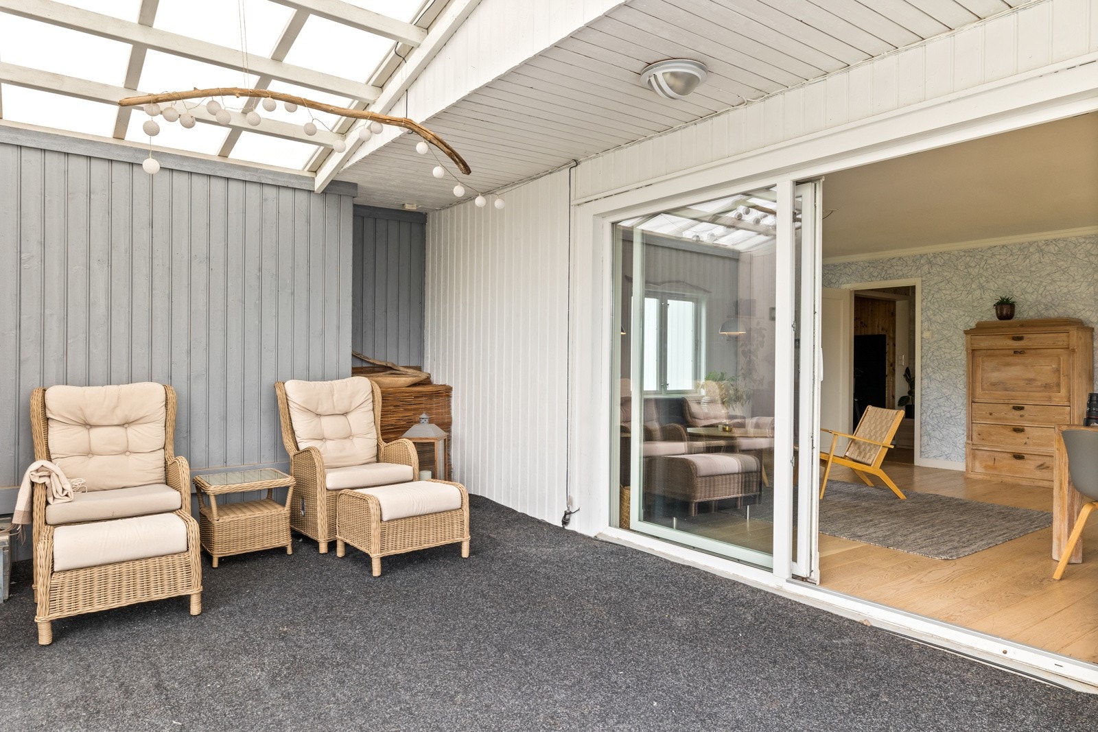 Fra stuen er det direkte adkomst til en romslig hagestue med gode møbleringsmuligheter og skjermet atmosfære. Galleribilde