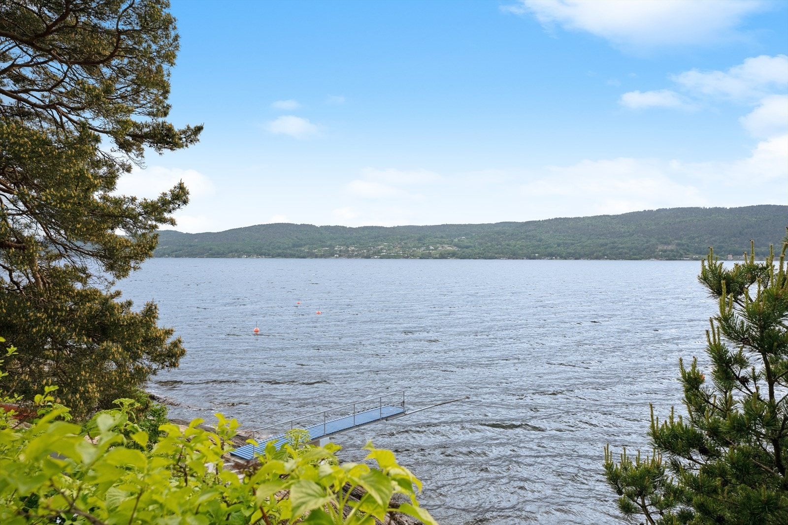 Bryggen gir gode muligheter for båtliv og fiske i Oslofjorden direkte fra egen tomt Galleribilde