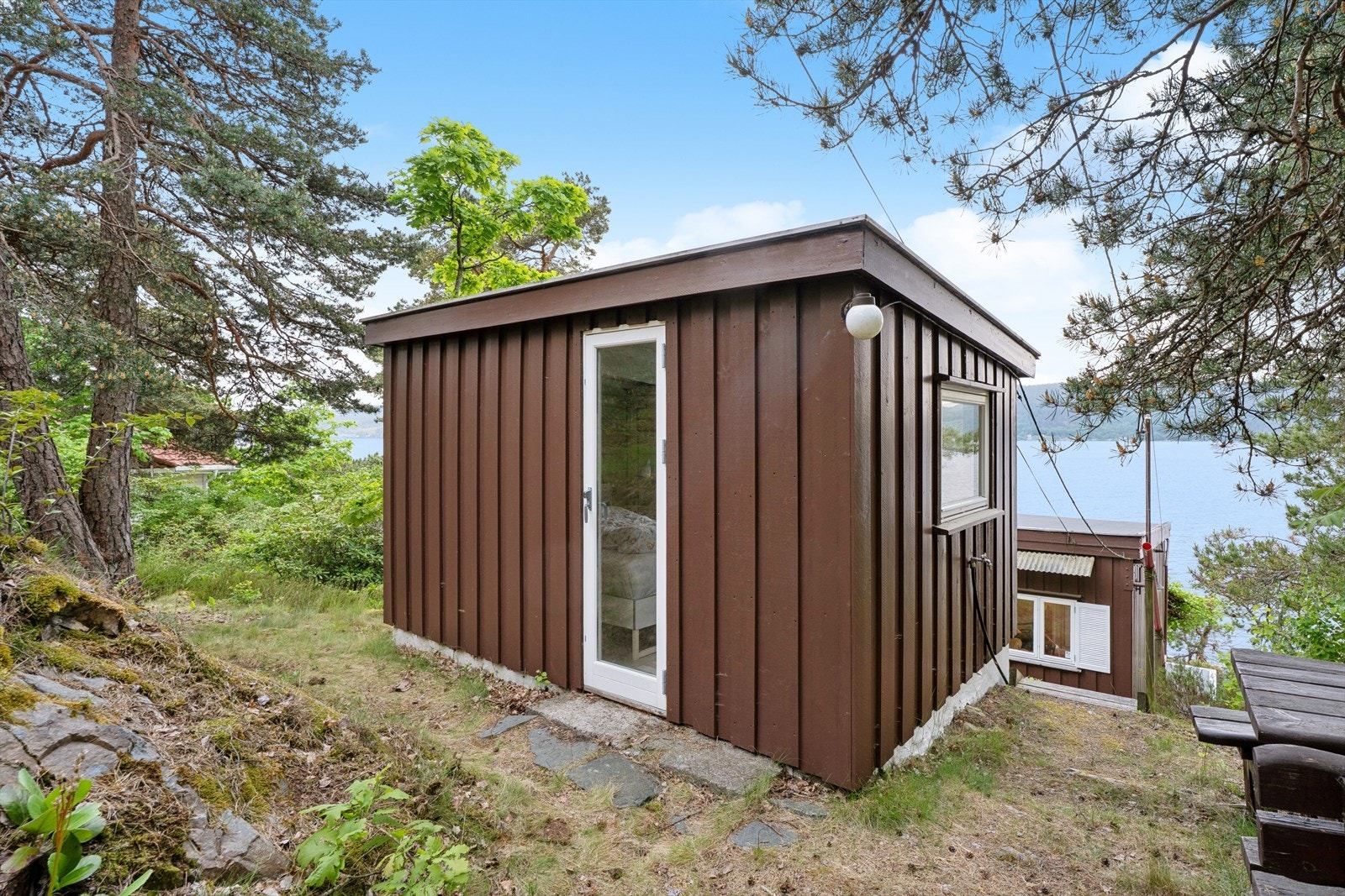 Det frittstående uthuset er fundamentert på grunnmur i betong og har innlagt strøm. Galleribilde