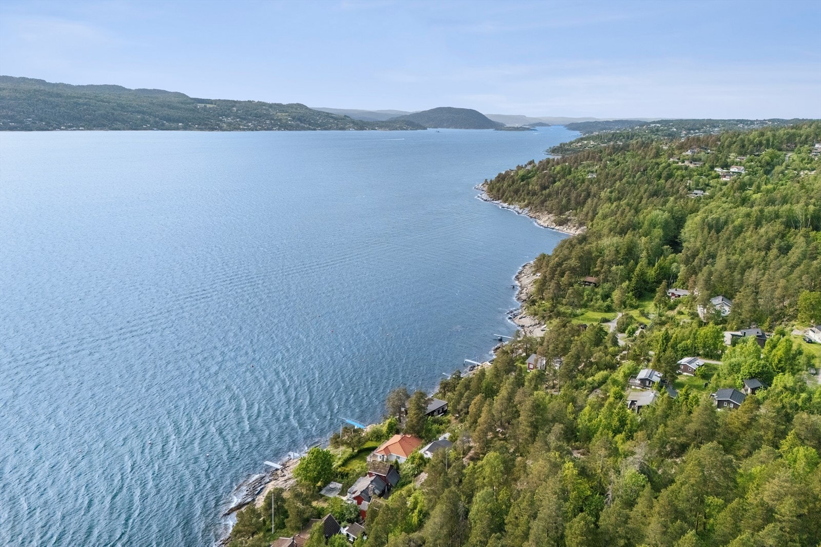 Fra eiendommen er det kort vei til turstier og skogsområder. Galleribilde