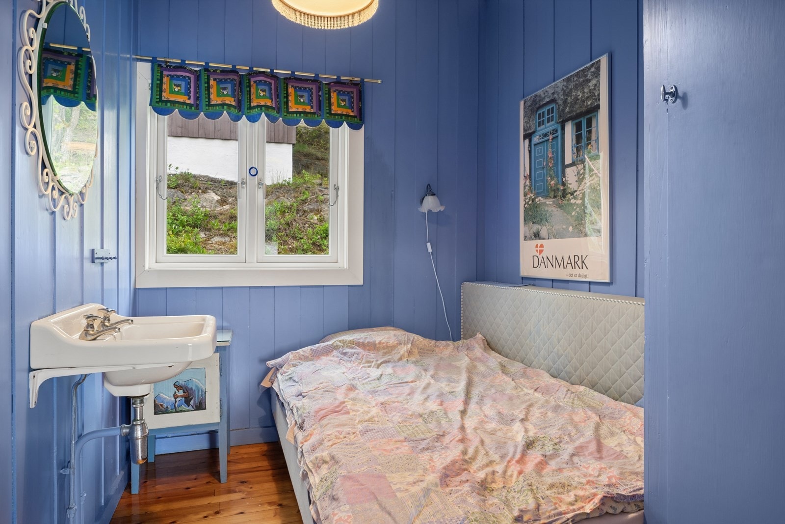 Fritidsboligen har tre soverom i hovedetasjen. Hvert av soverommene er utstyrt med egen servant. Galleribilde