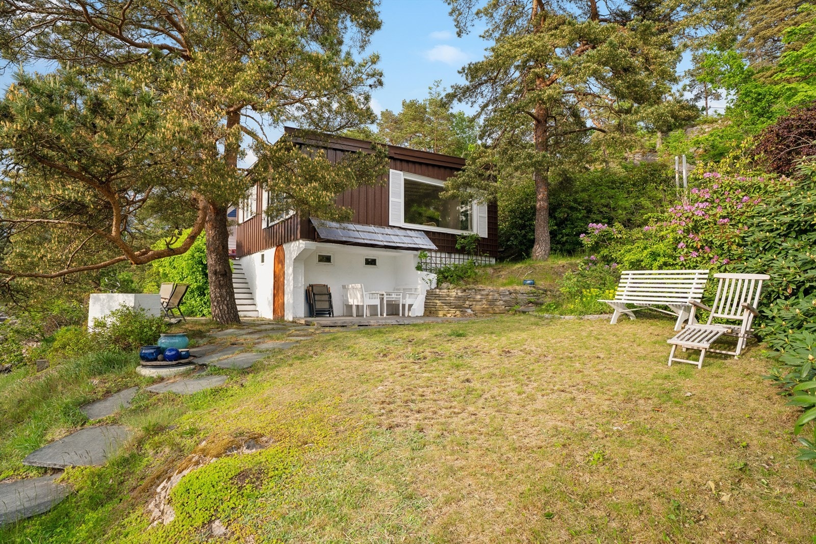 Hagen heller ned mot sjøen og har flere fine uteplasser. Galleribilde