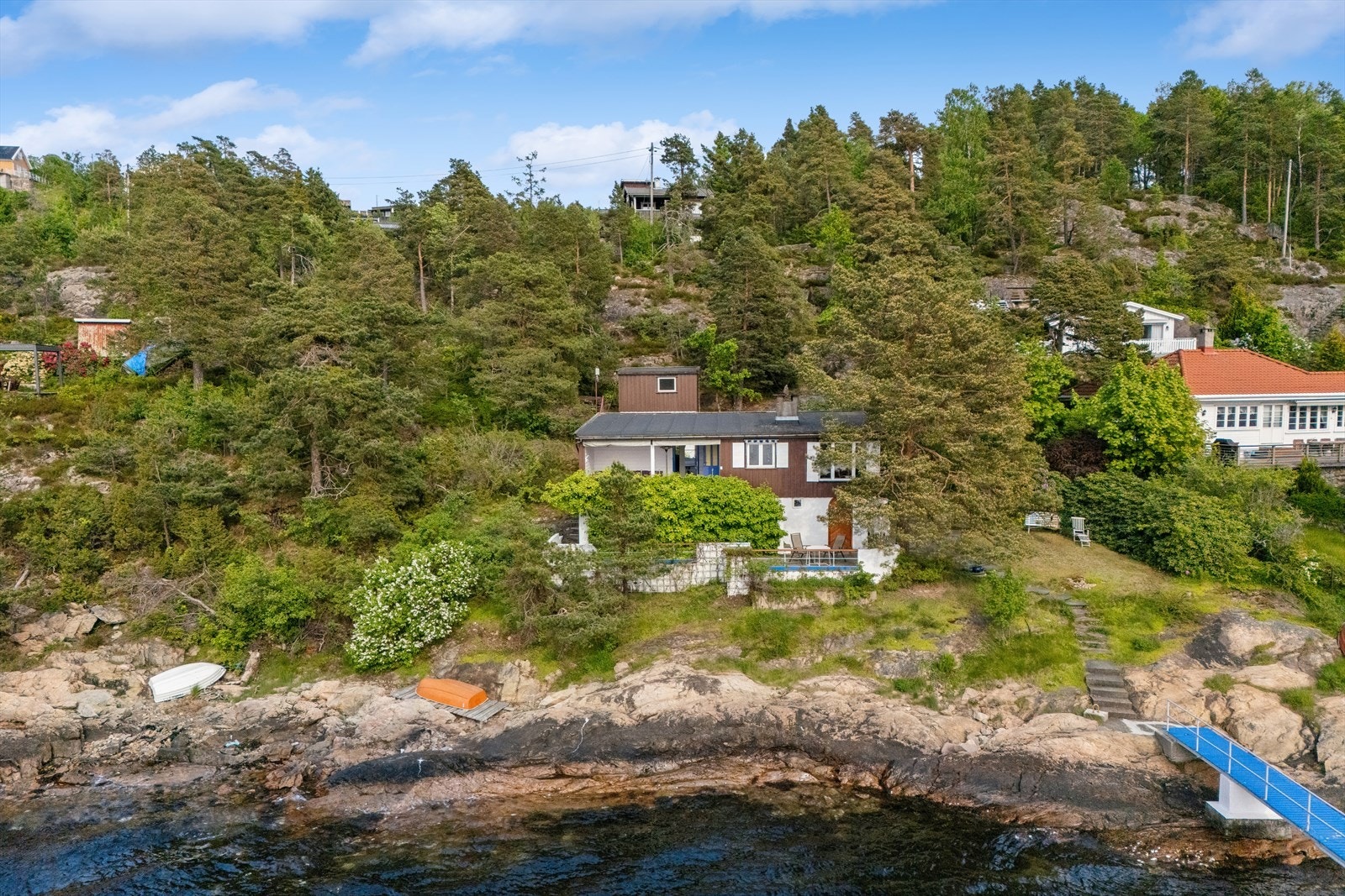 Eiendommen har en attraktiv beliggenhet med cirka 45 meter strandlinje og egen brygge. Galleribilde