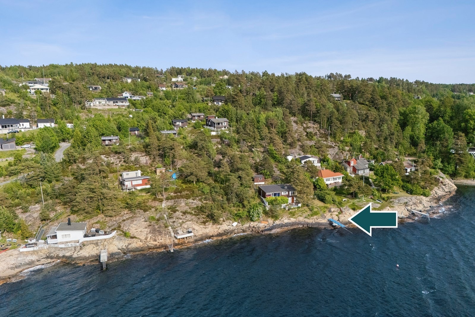 Eiendommen ligger i et etablert hytteområde med en blanding av fritidsboliger og noe helårsbebyggelse. Galleribilde