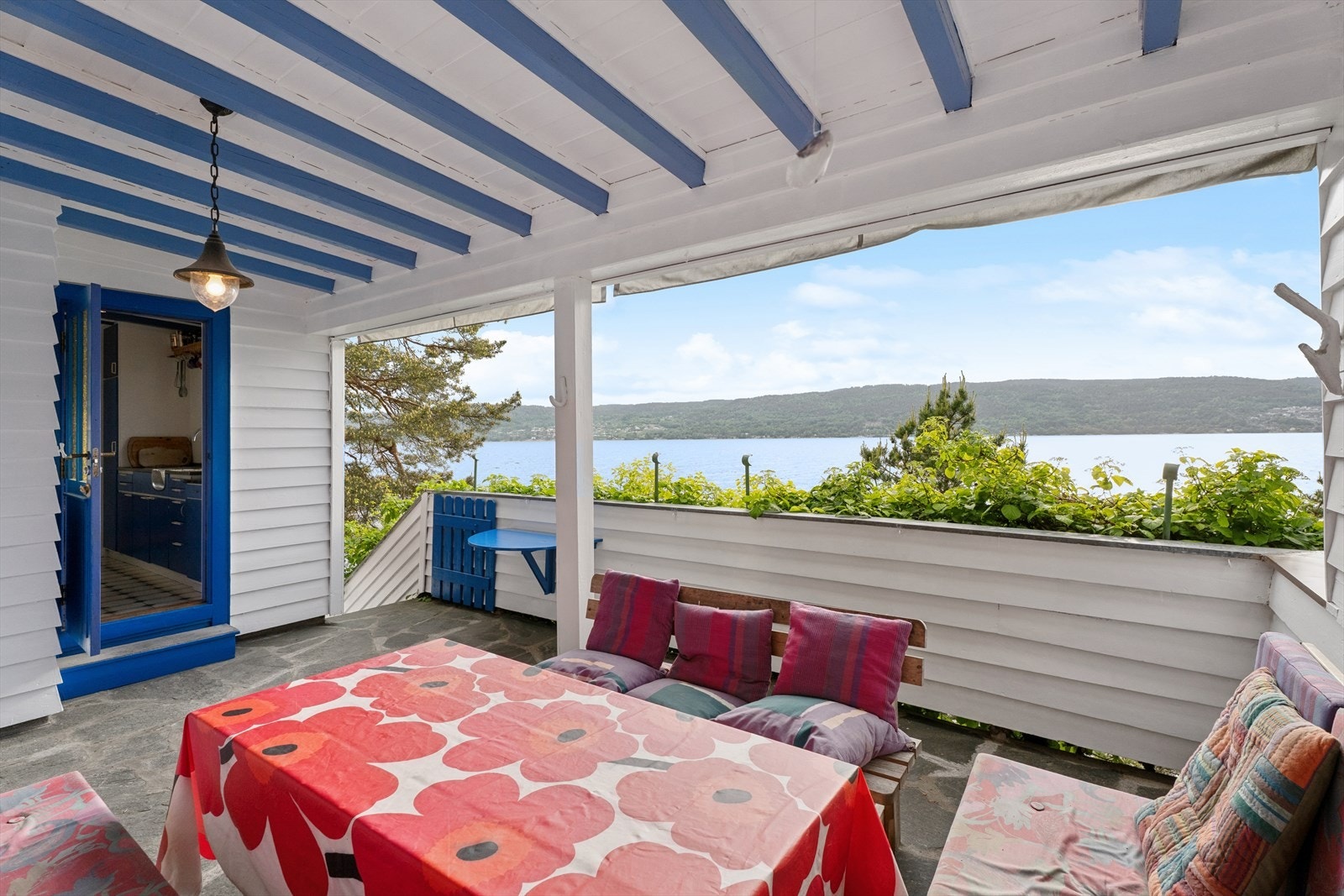 Ved adkomsten er det en romslig og delvis overbygget terrasse, belagt med skifer. Galleribilde