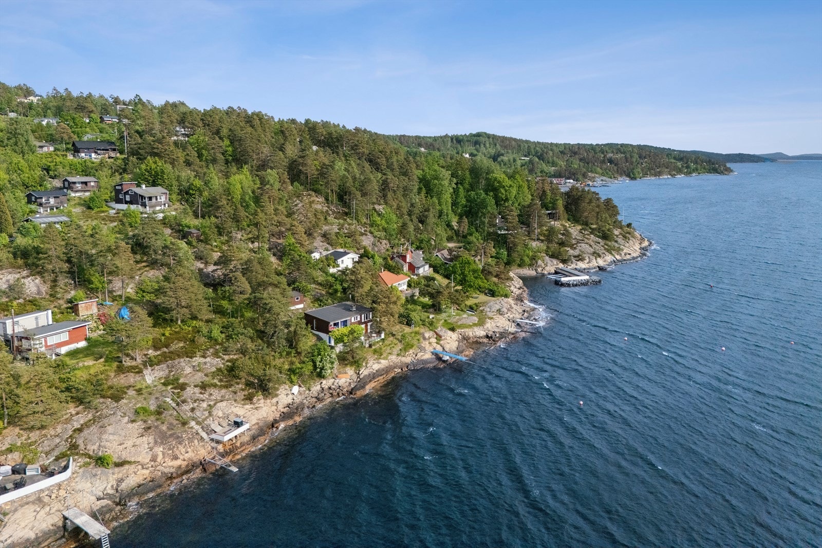 Drøbak sentrum med butikker, kafeer og restauranter er kun en kort kjøretur unna. Galleribilde