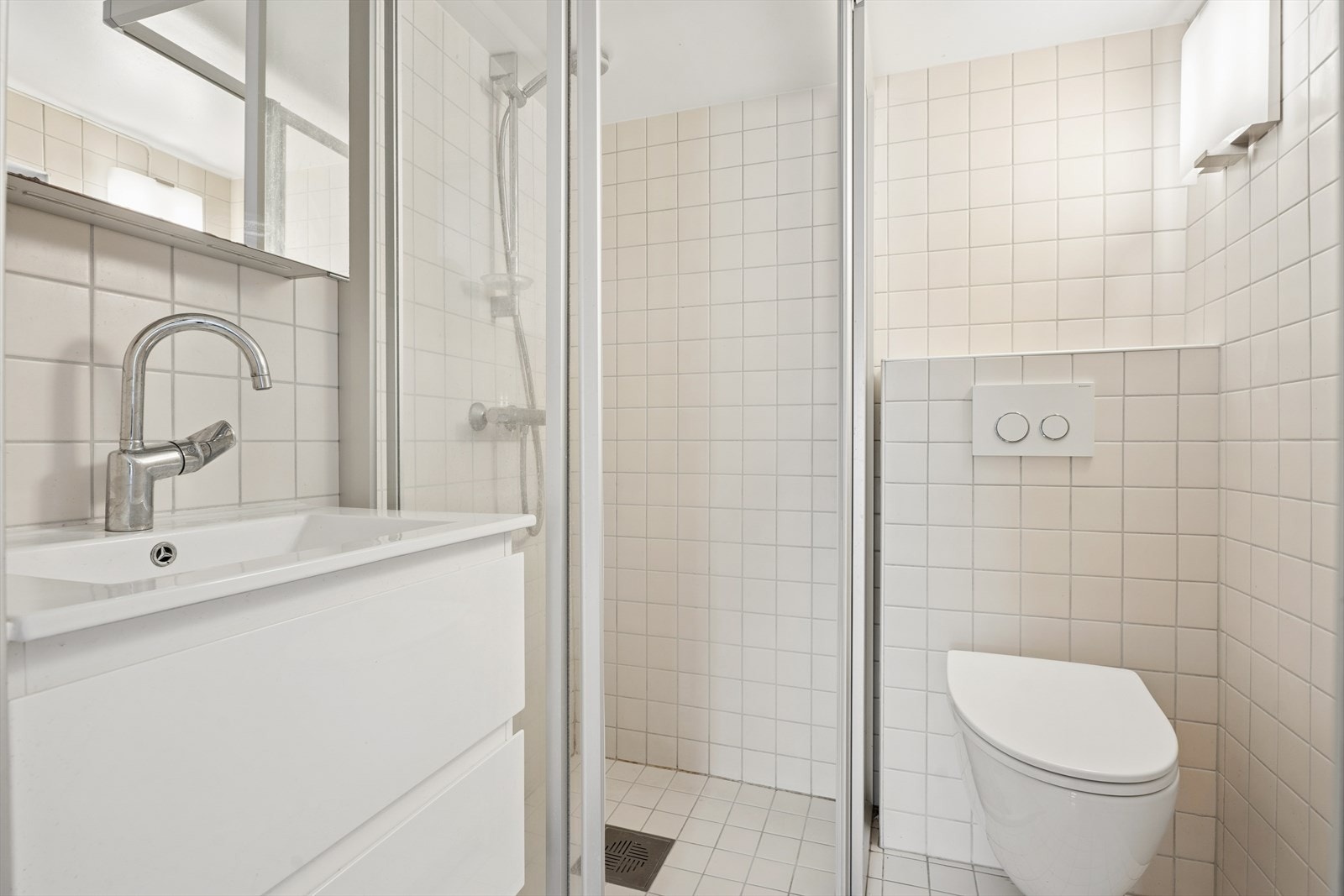 Badet i kjelleretasjen ble oppgradert rundt 2014 og har flislagte overflater. Galleribilde