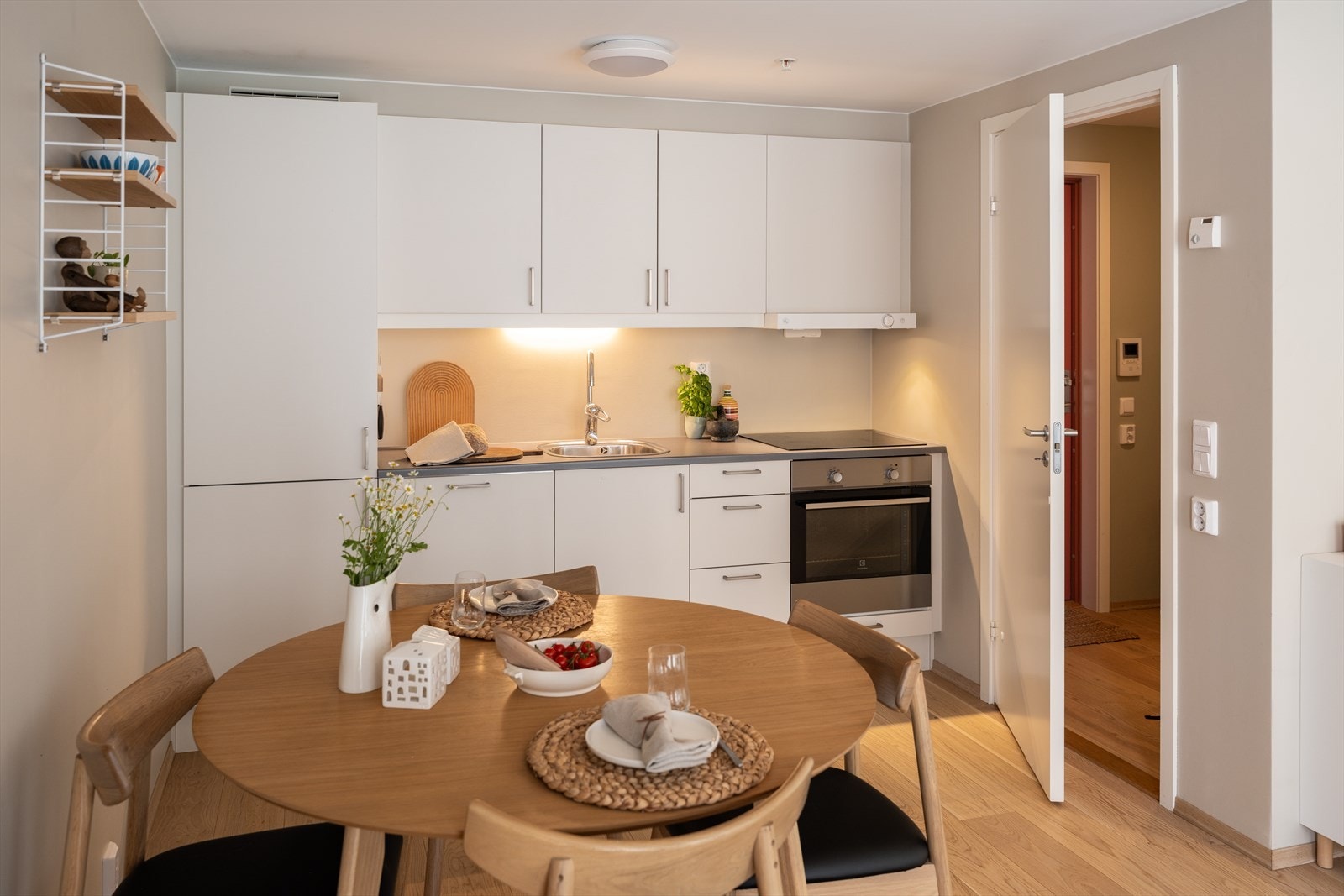 Leiligheten er oppmalt i delikate og moderne farger med fargen Gentle Whisper på stue og kjøkken. Galleribilde