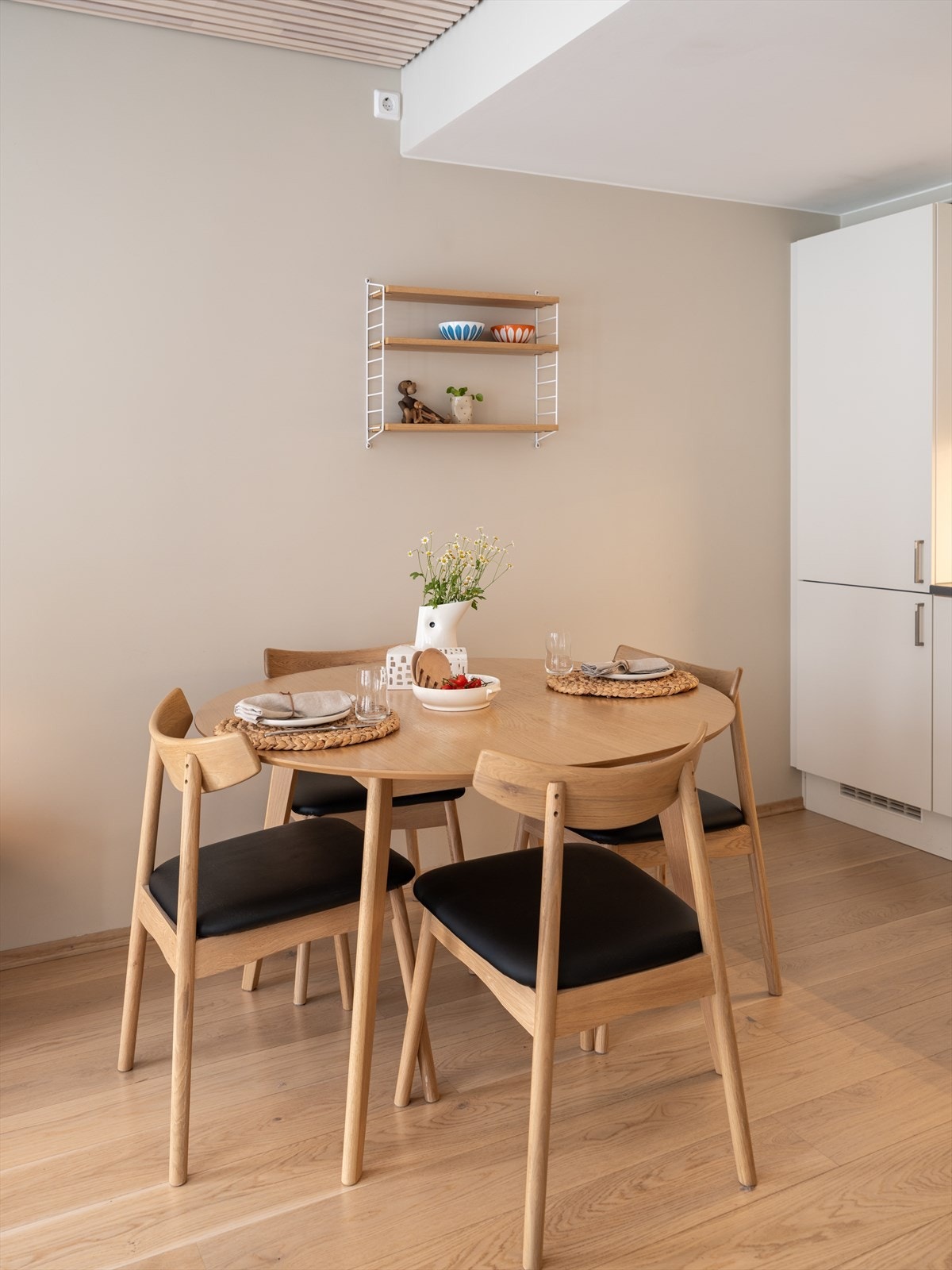 Det er enstavs hvitpigmentert eikeparkett på gulv. Galleribilde