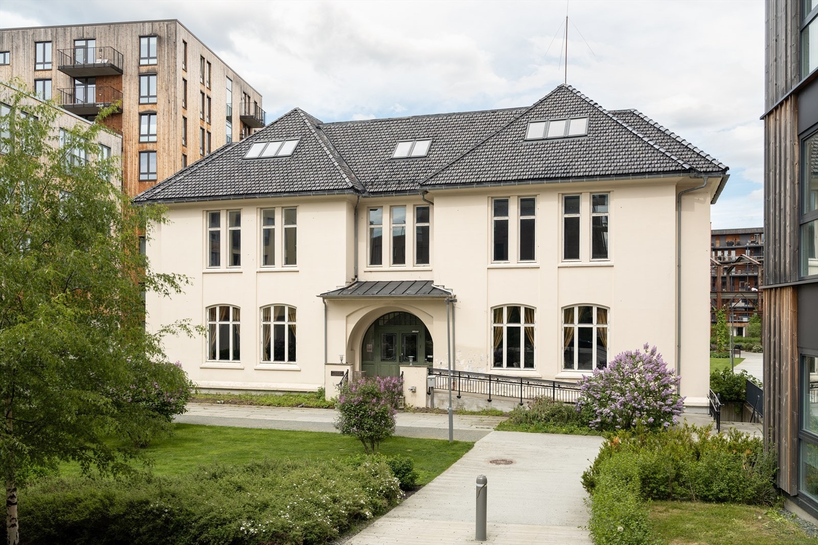I Finnes Villa 2 minutters gange fra leiligheten finner man nyåpnede Lilleby Pub og Restaurant. Galleribilde