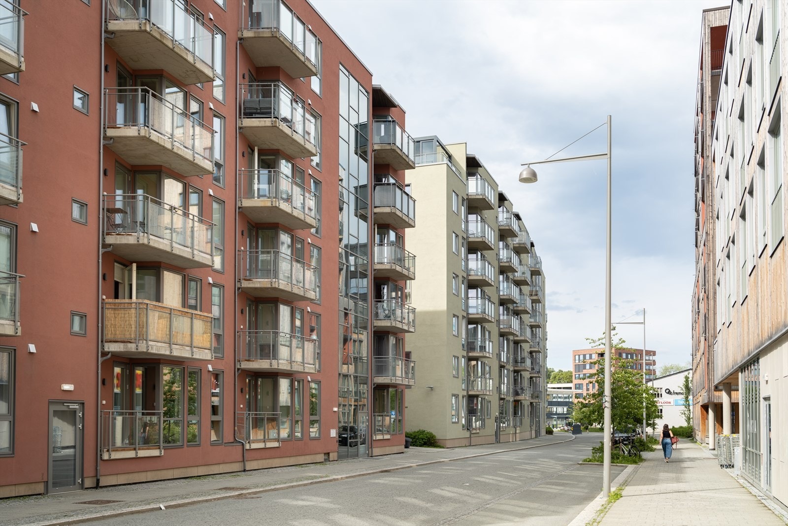 Det er gateparkering etter gjeldende bestemmelser. Utbygger har fortsatt ledige parkeringsplasser til salg i kjeller. Galleribilde