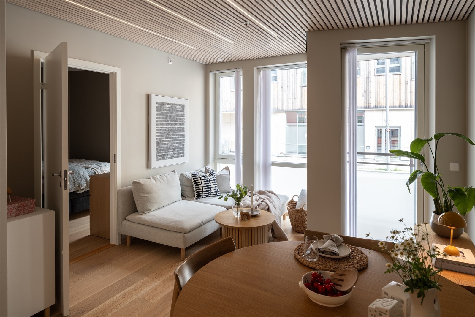 Leiligheten holder en gjennomgående pen standard fra byggeår 2020. Det er lagt spiler i tak med innfelt LED-belysning. Galleribilde